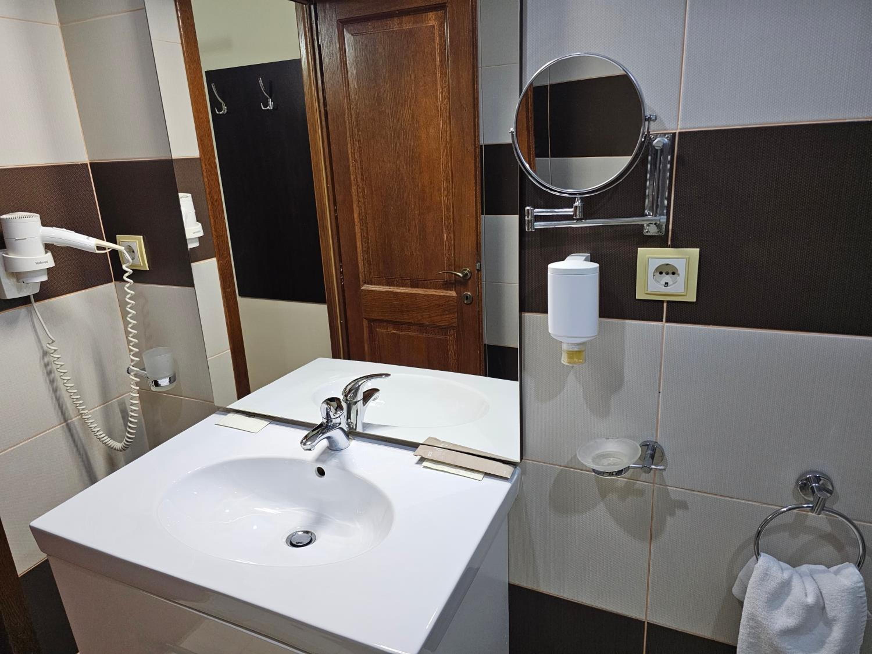 Large Double Room - Photo 6