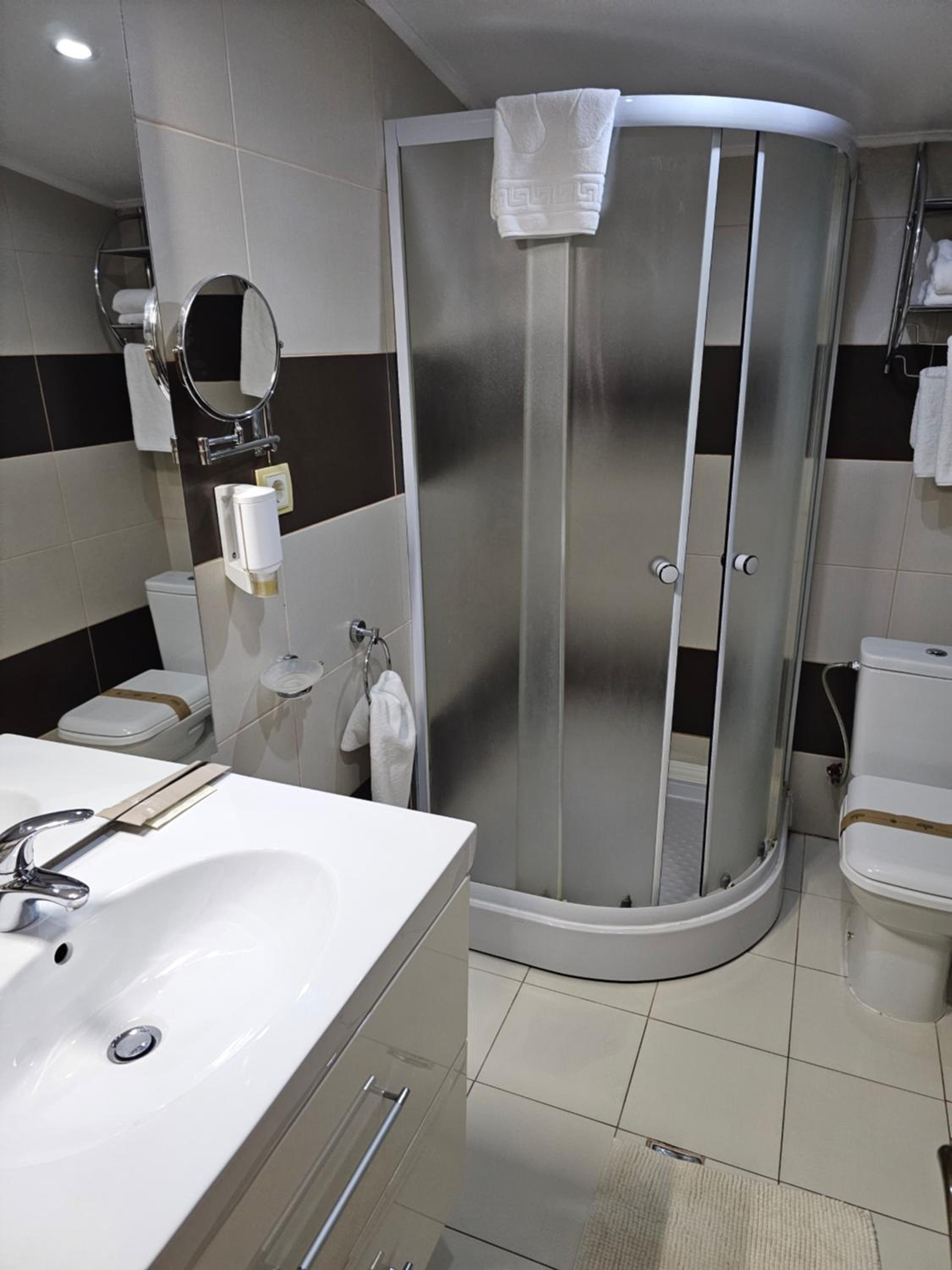 Large Double Room - Photo 7