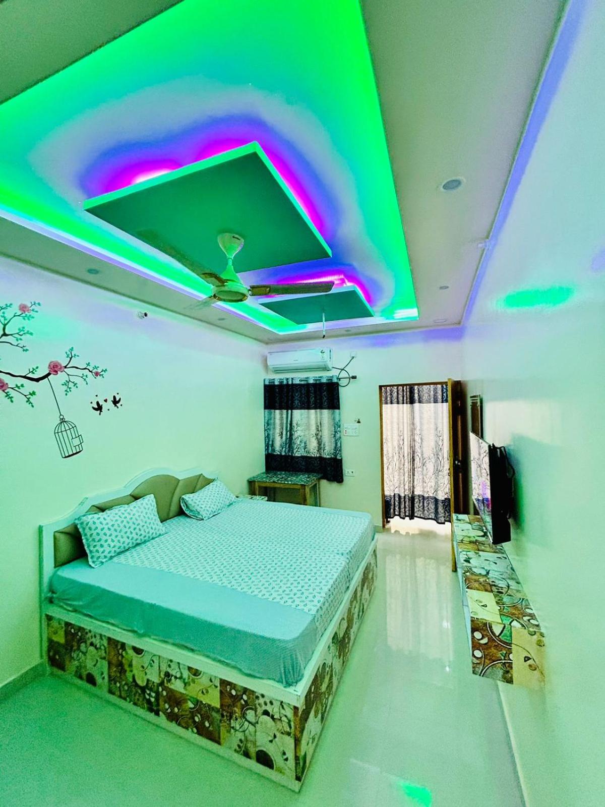 Deluxe King Room photo 1