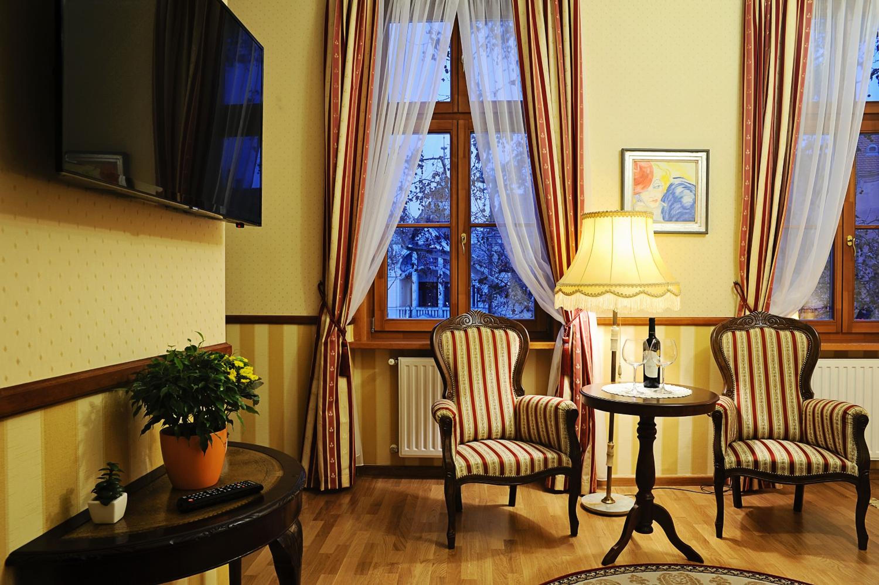 Deluxe King Room - Photo 1