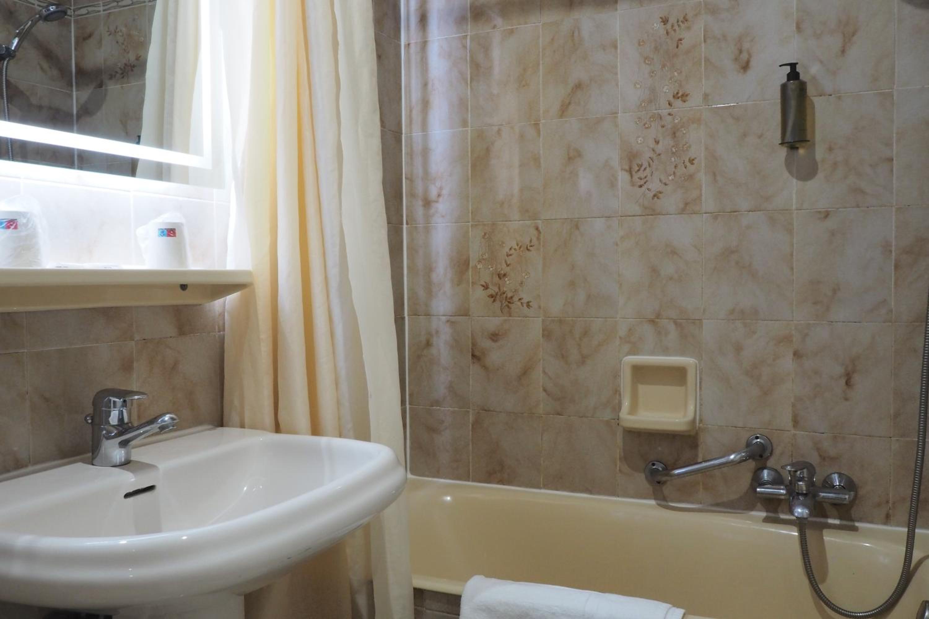 Standard Double Room - Photo 7