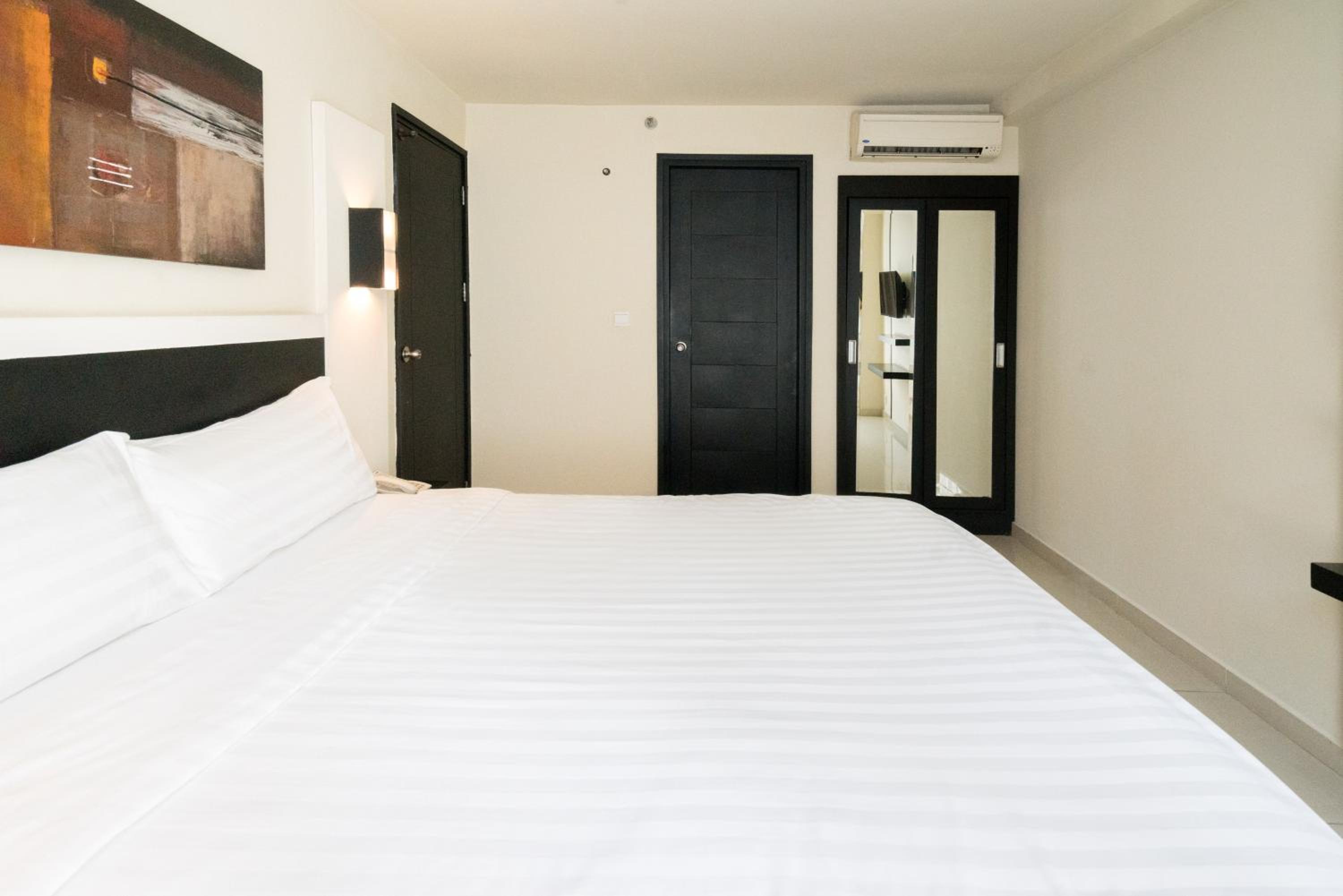 Deluxe Room - Photo 12