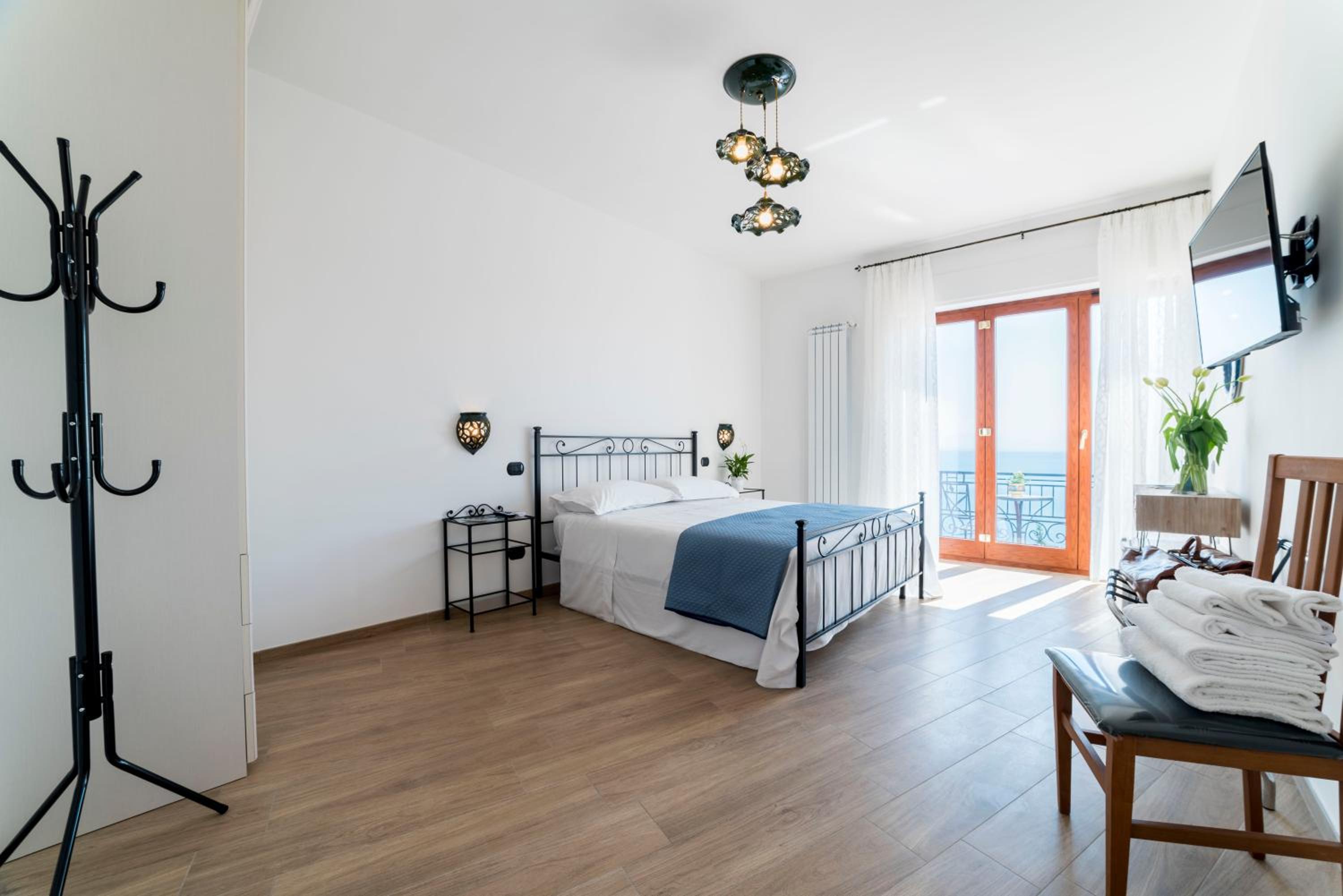 Double Room with Private Bathroom Sea View