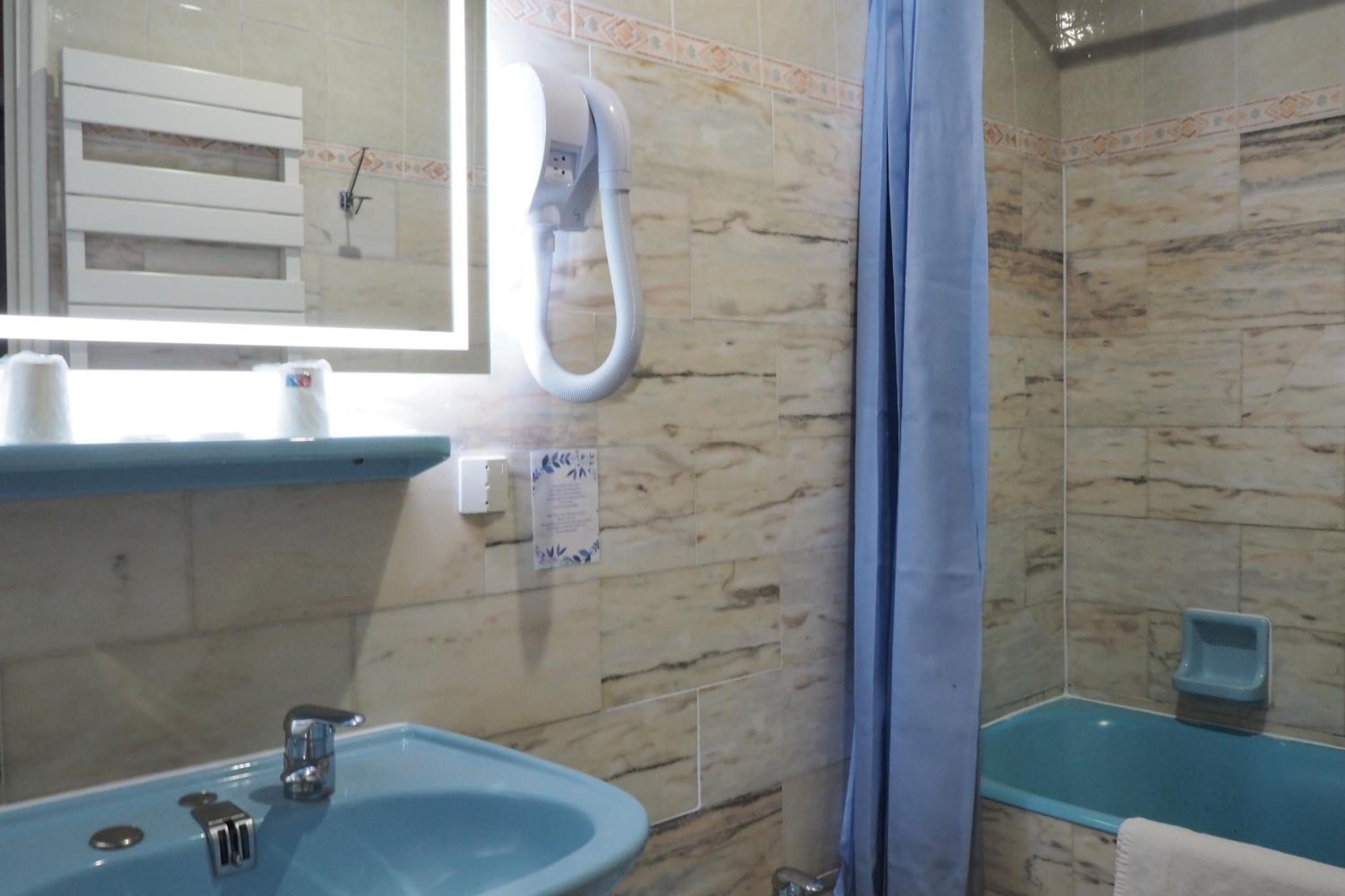 Standard Double Room - Photo 11