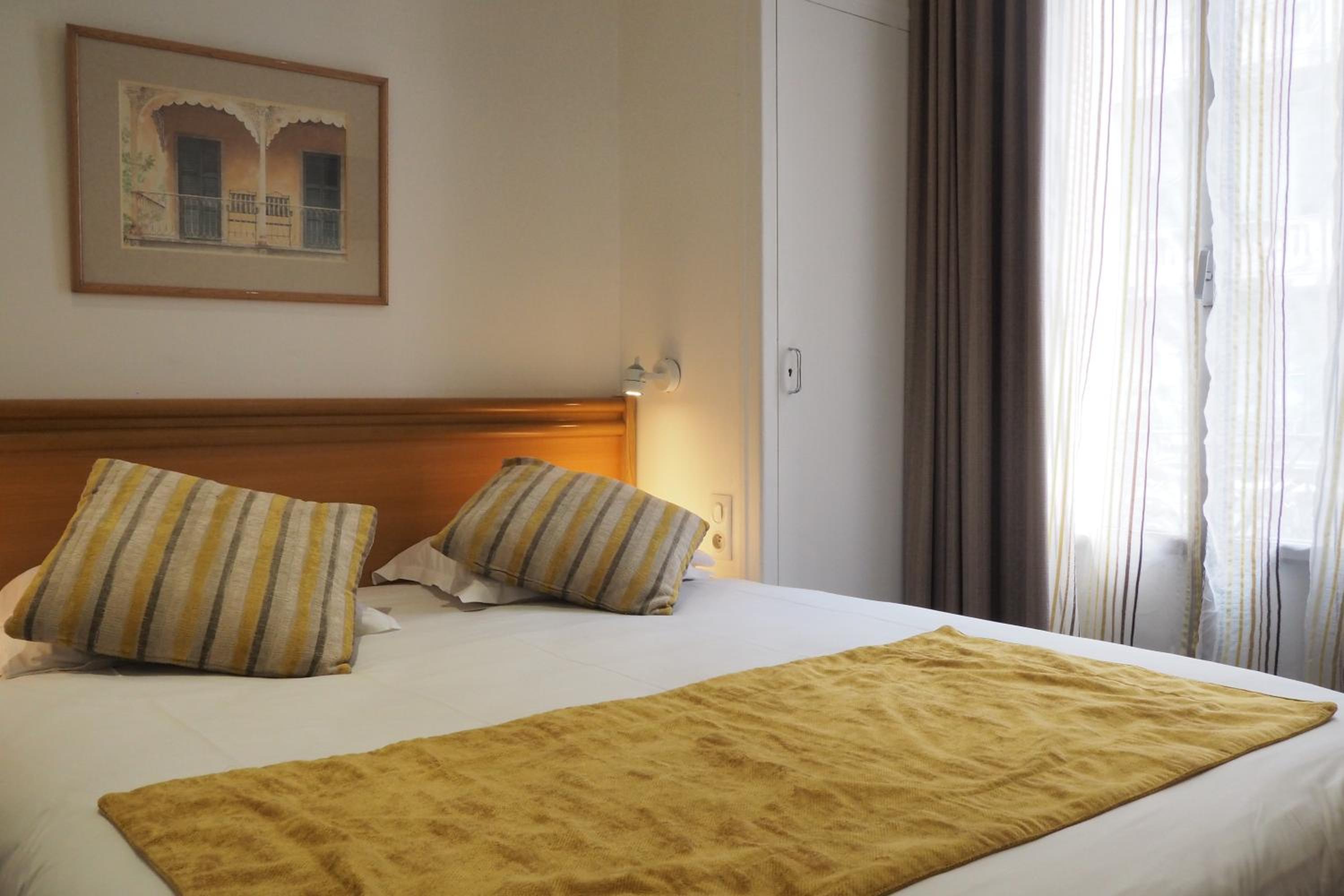 Standard Double Room - Photo 12