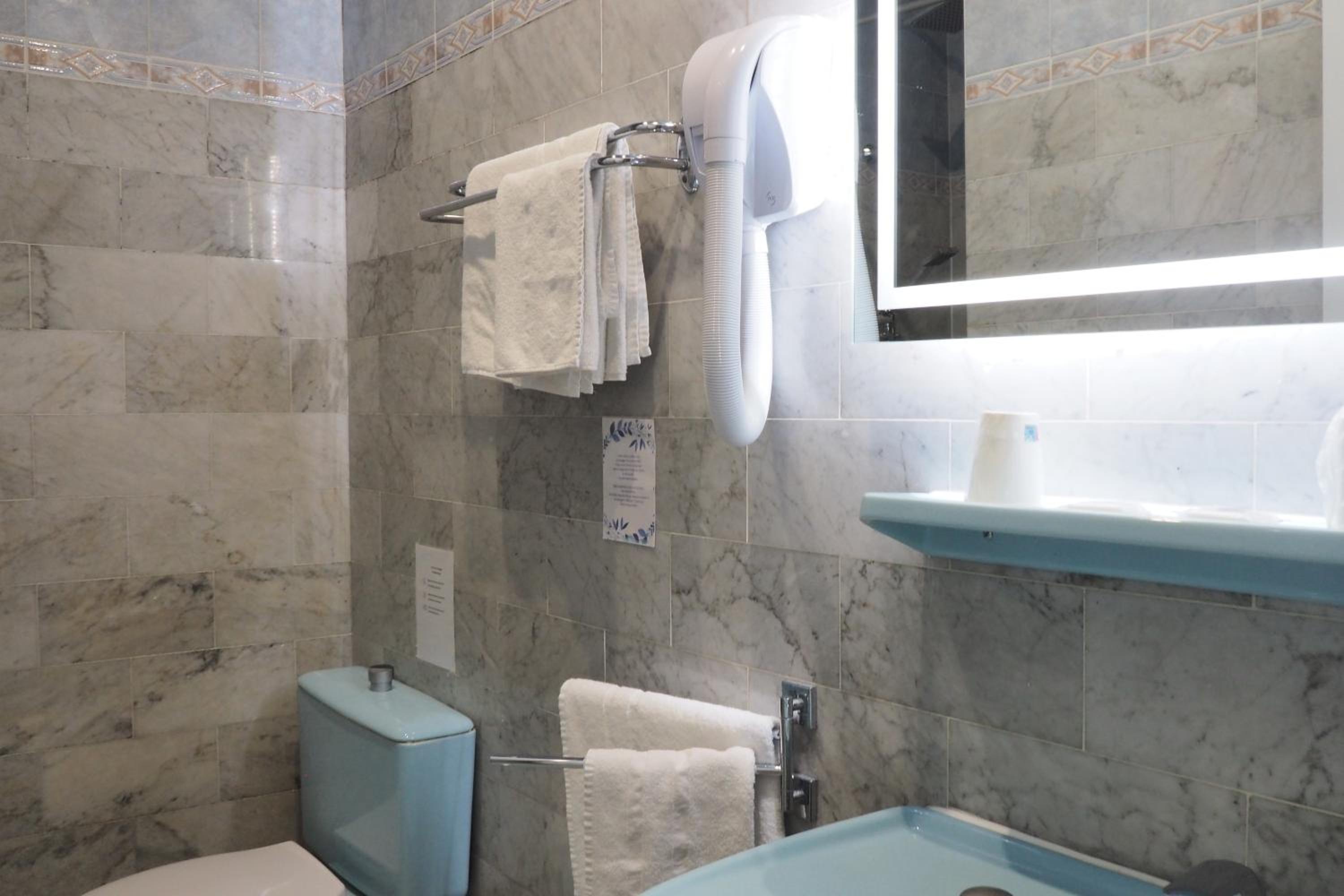 Standard Double Room - Photo 13