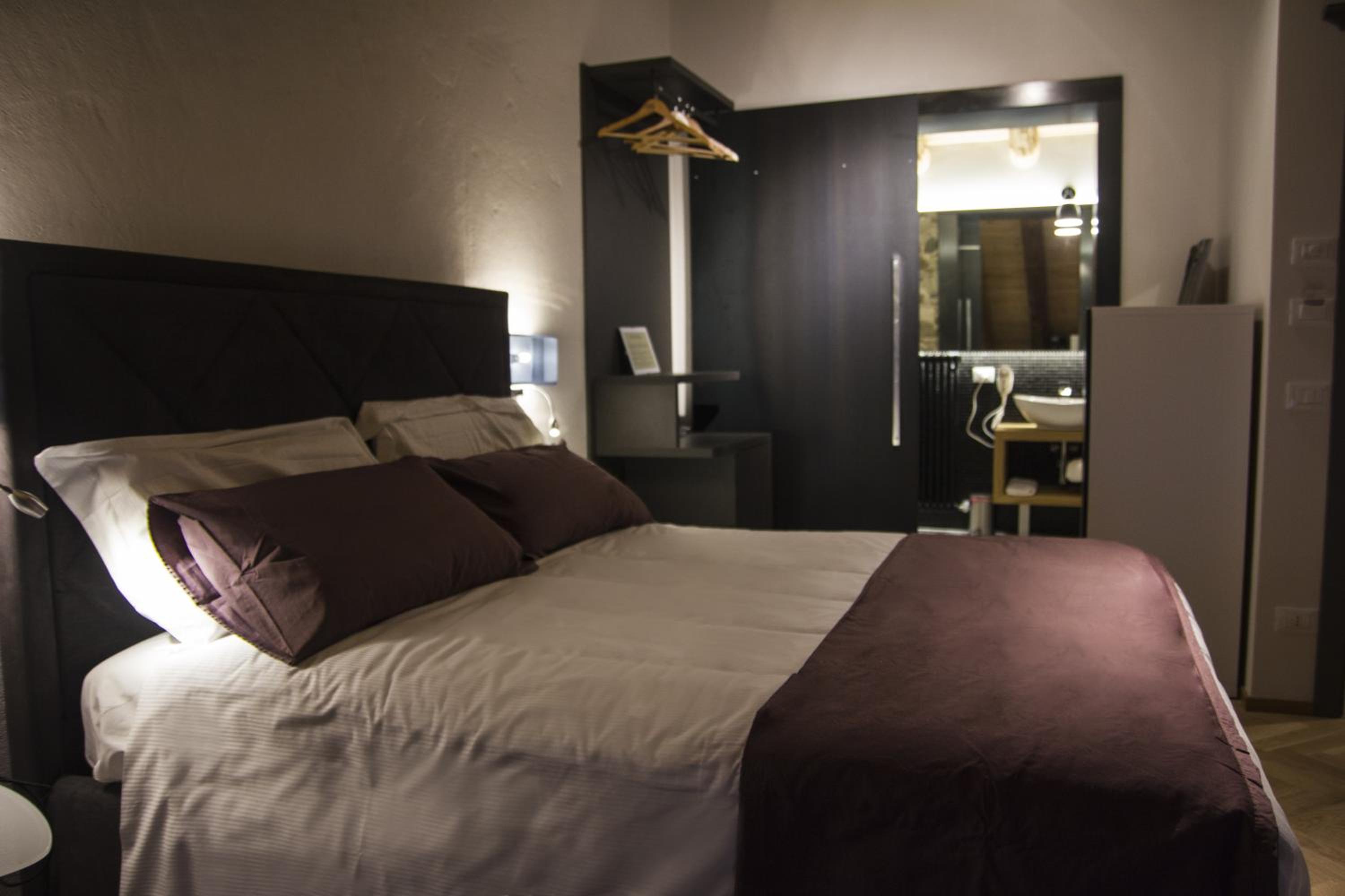 Deluxe Room - Photo 9