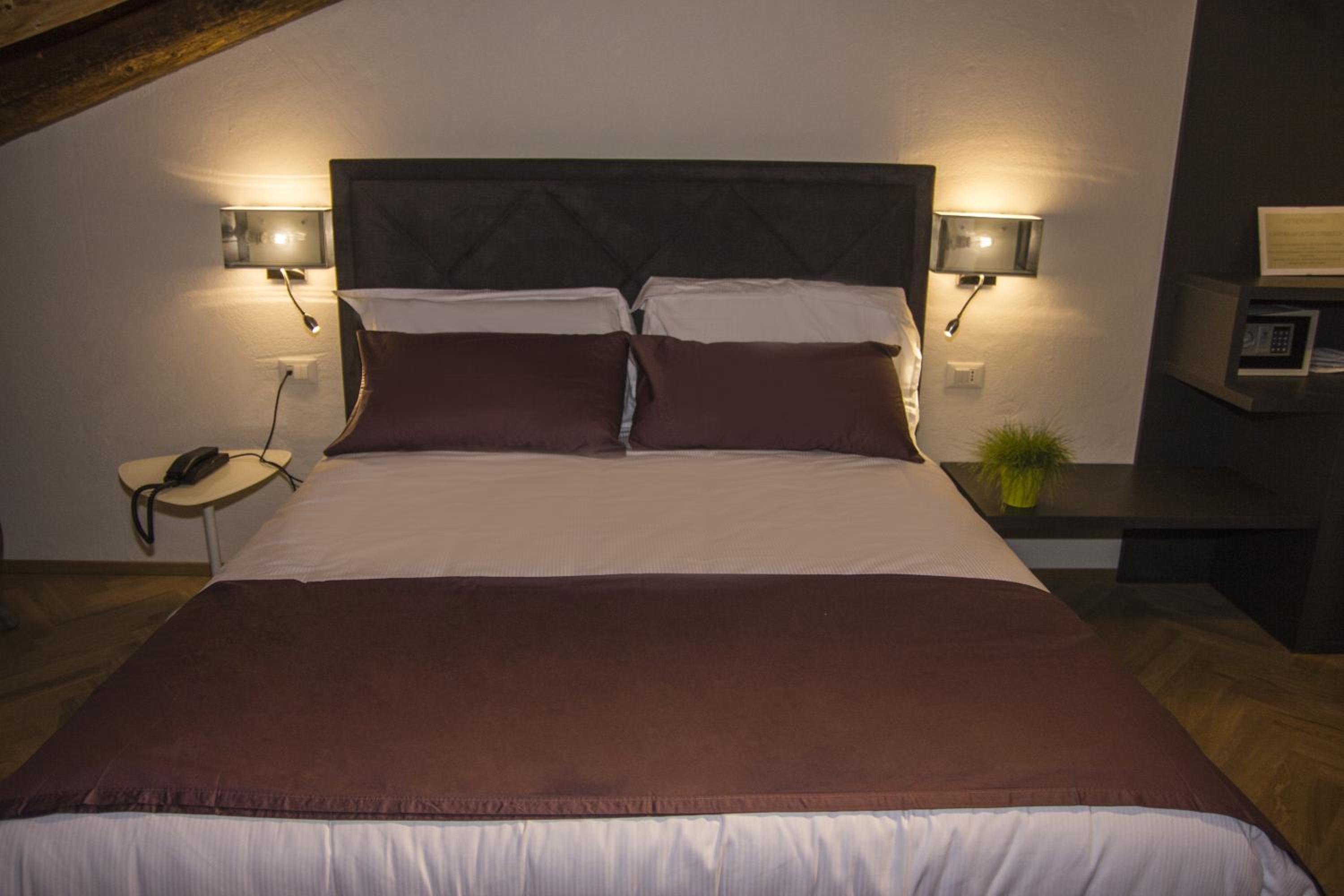 Deluxe Room - Photo 8