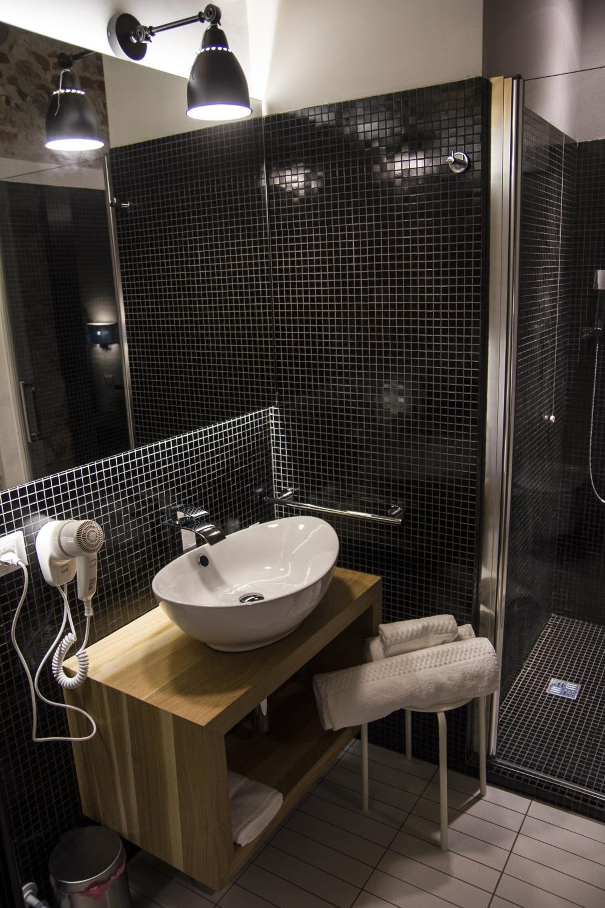 Deluxe Room - Photo 12