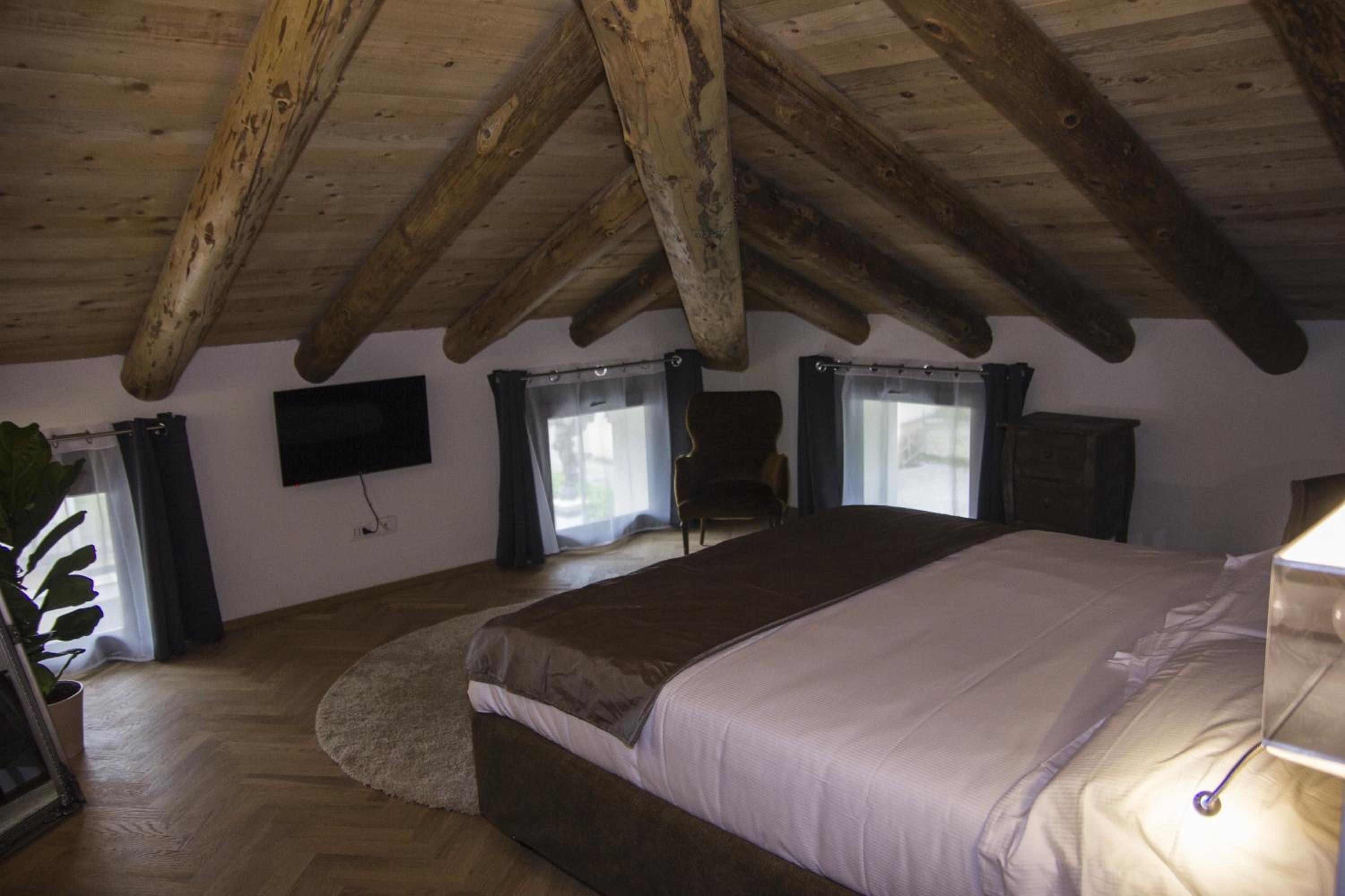 Deluxe Room - Photo 13