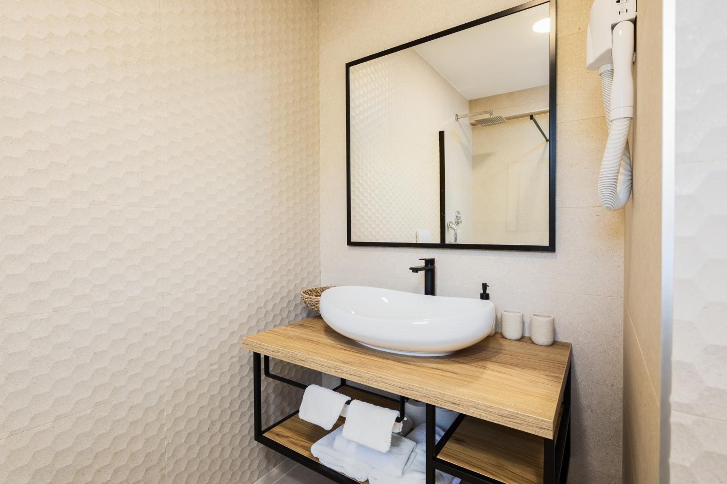 King Room with Spa Bath - Photo 8