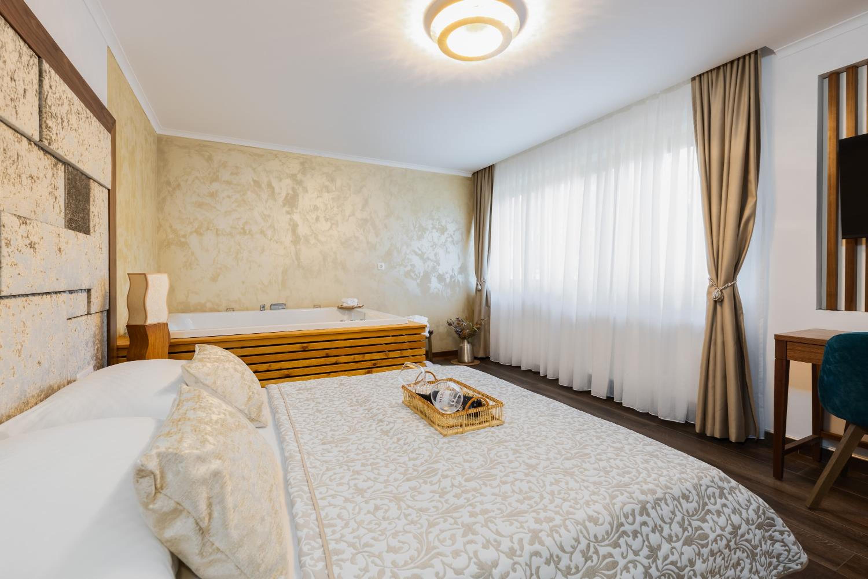 King Room with Spa Bath - Photo 4