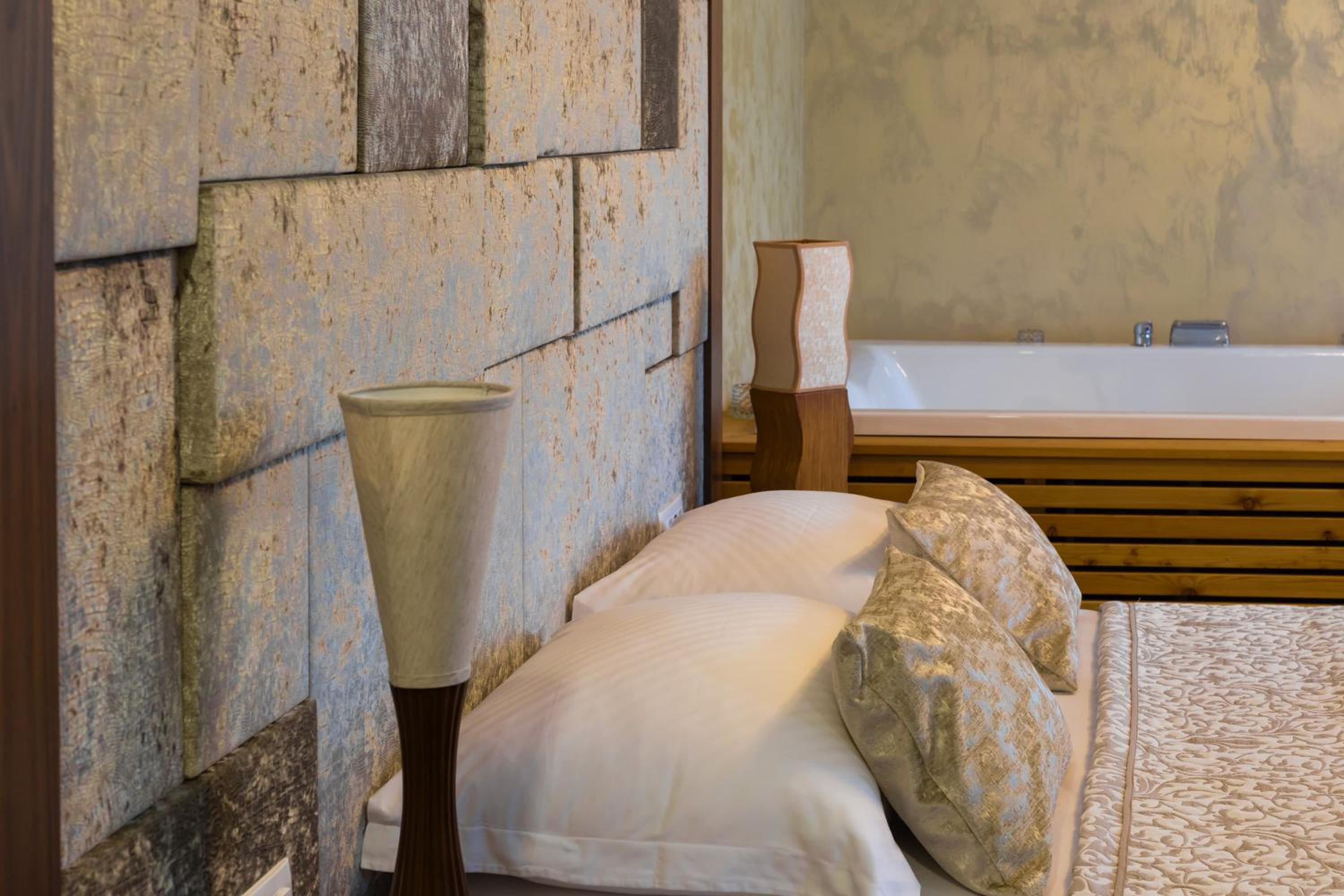 King Room with Spa Bath - Photo 12