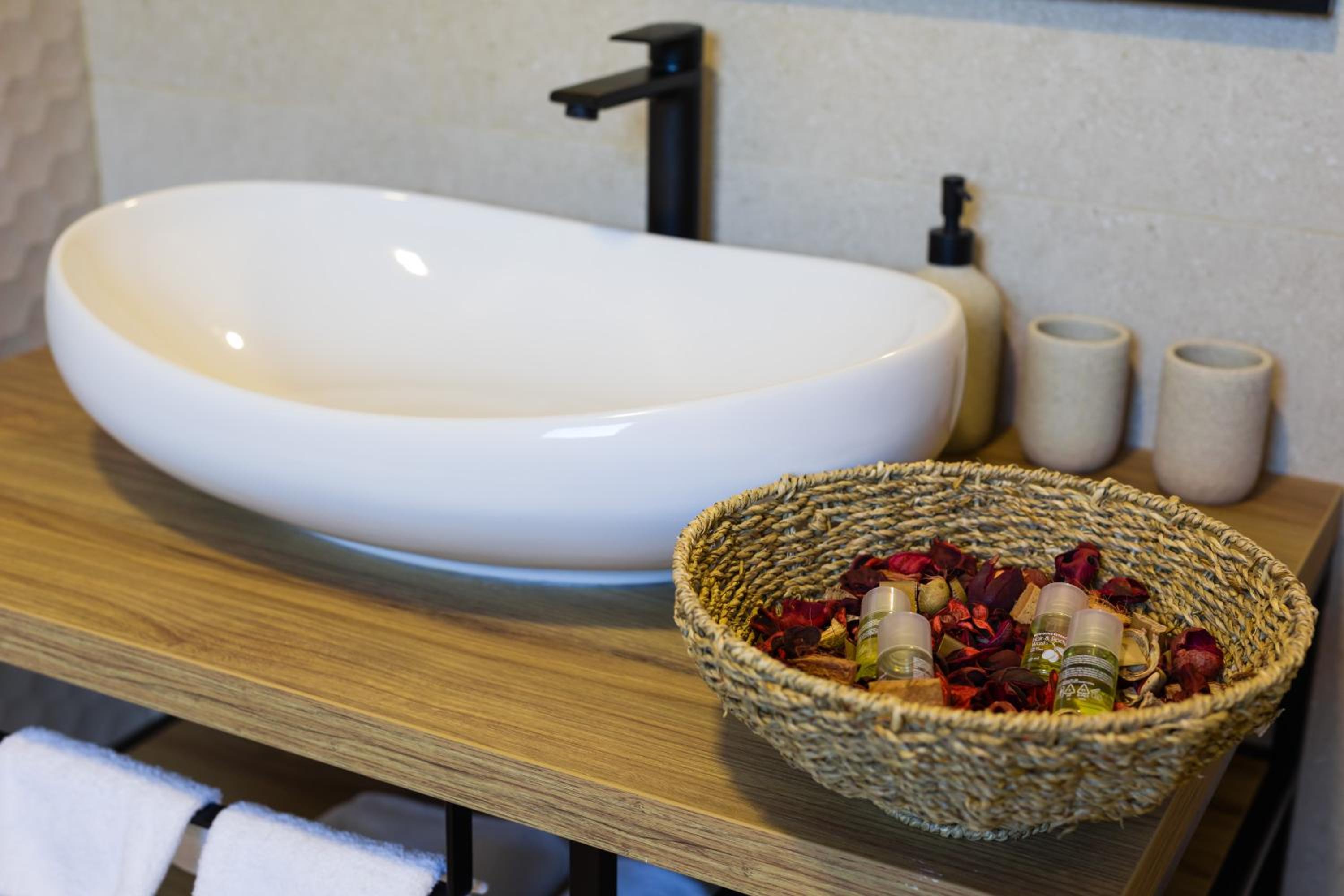 King Room with Spa Bath - Photo 5