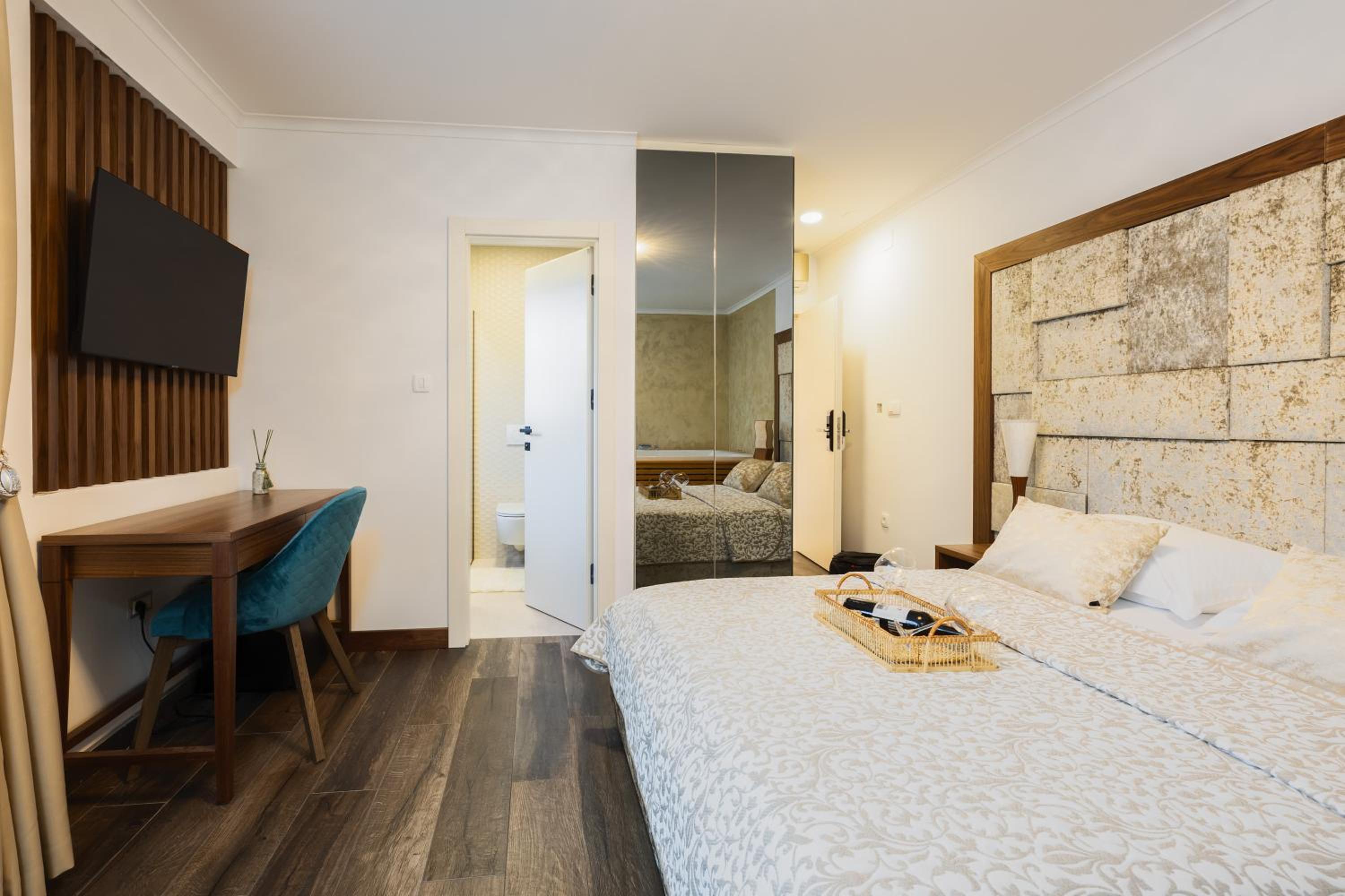 King Room with Spa Bath - Photo 10