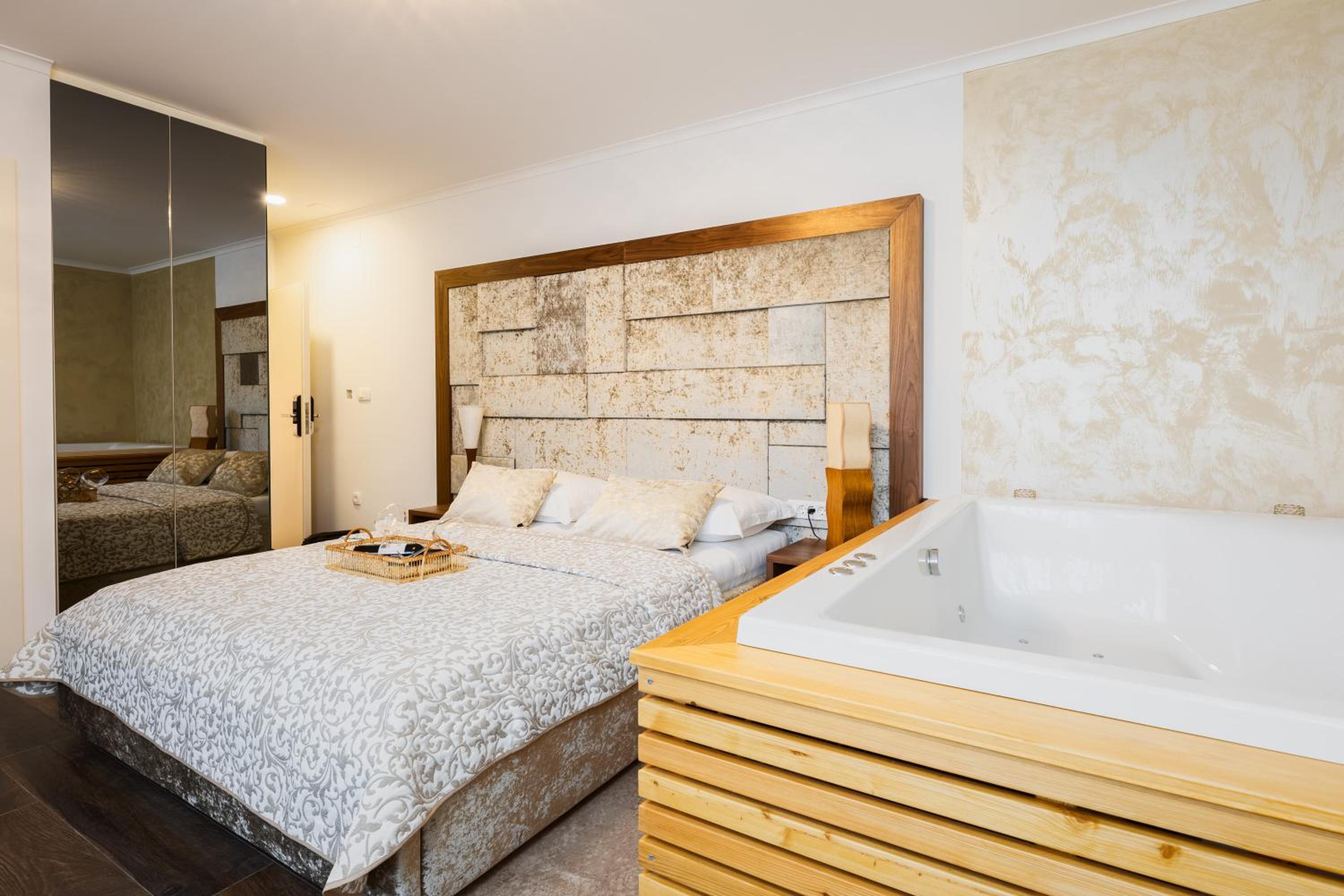 King Room with Spa Bath - Photo 2