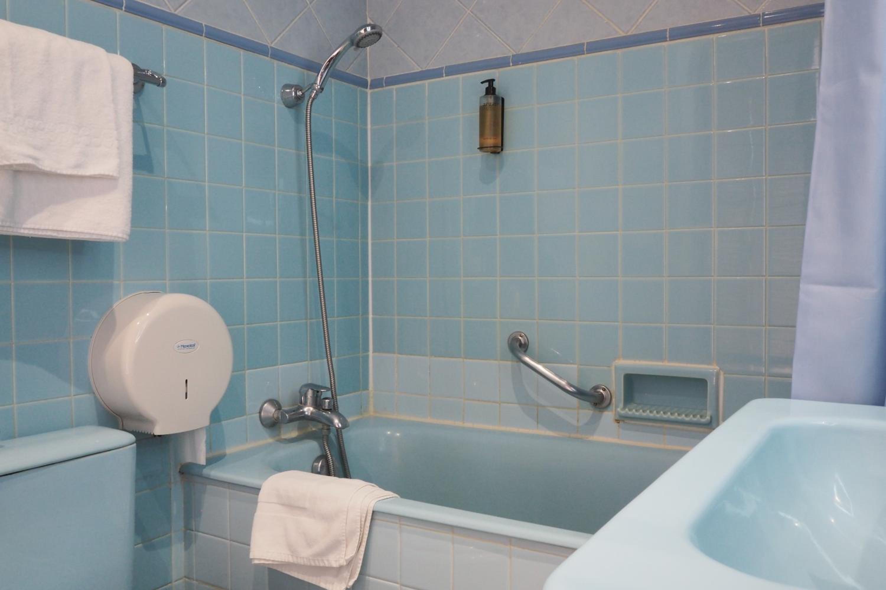 Standard Twin Room - Photo 9