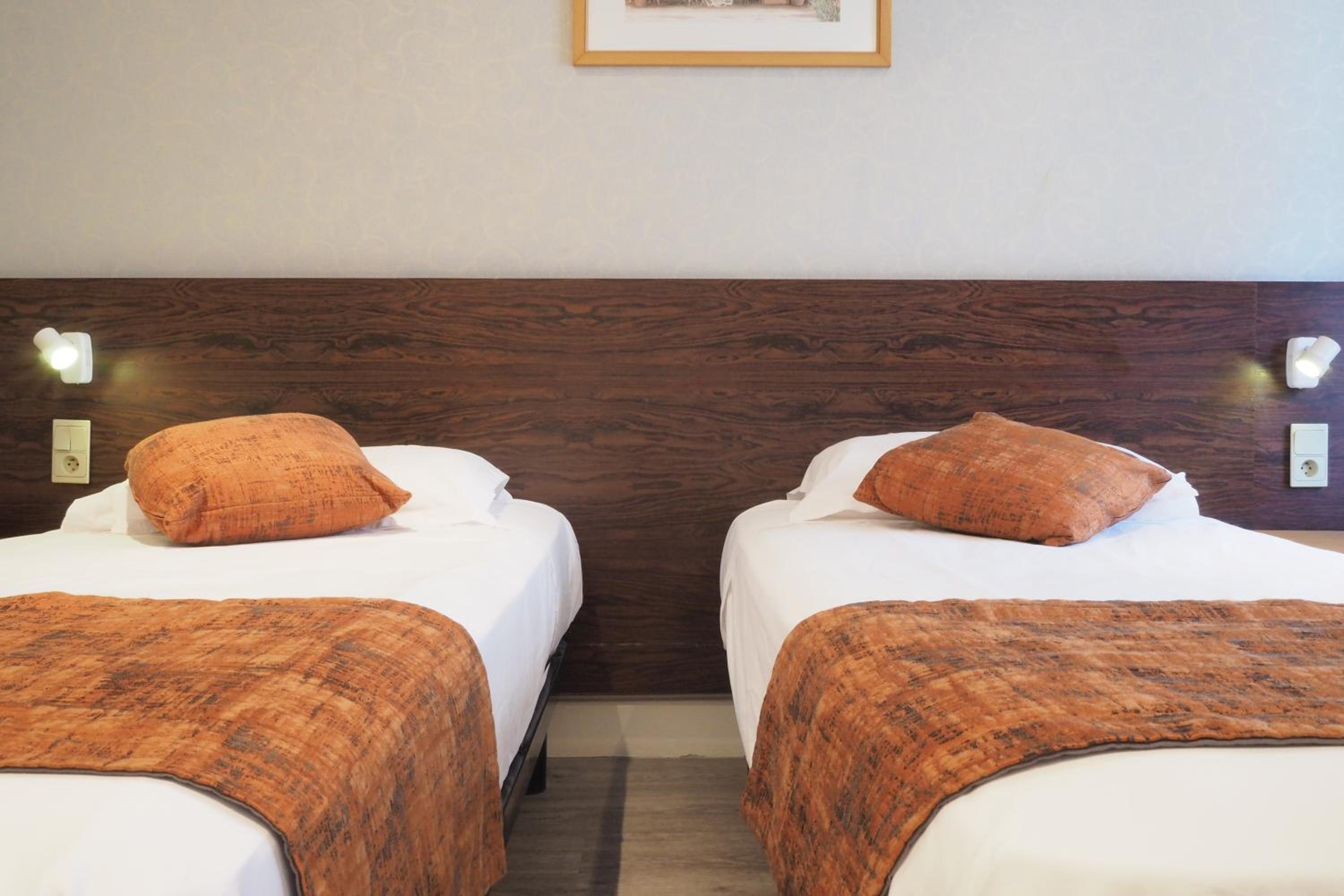 Standard Twin Room - Photo 3