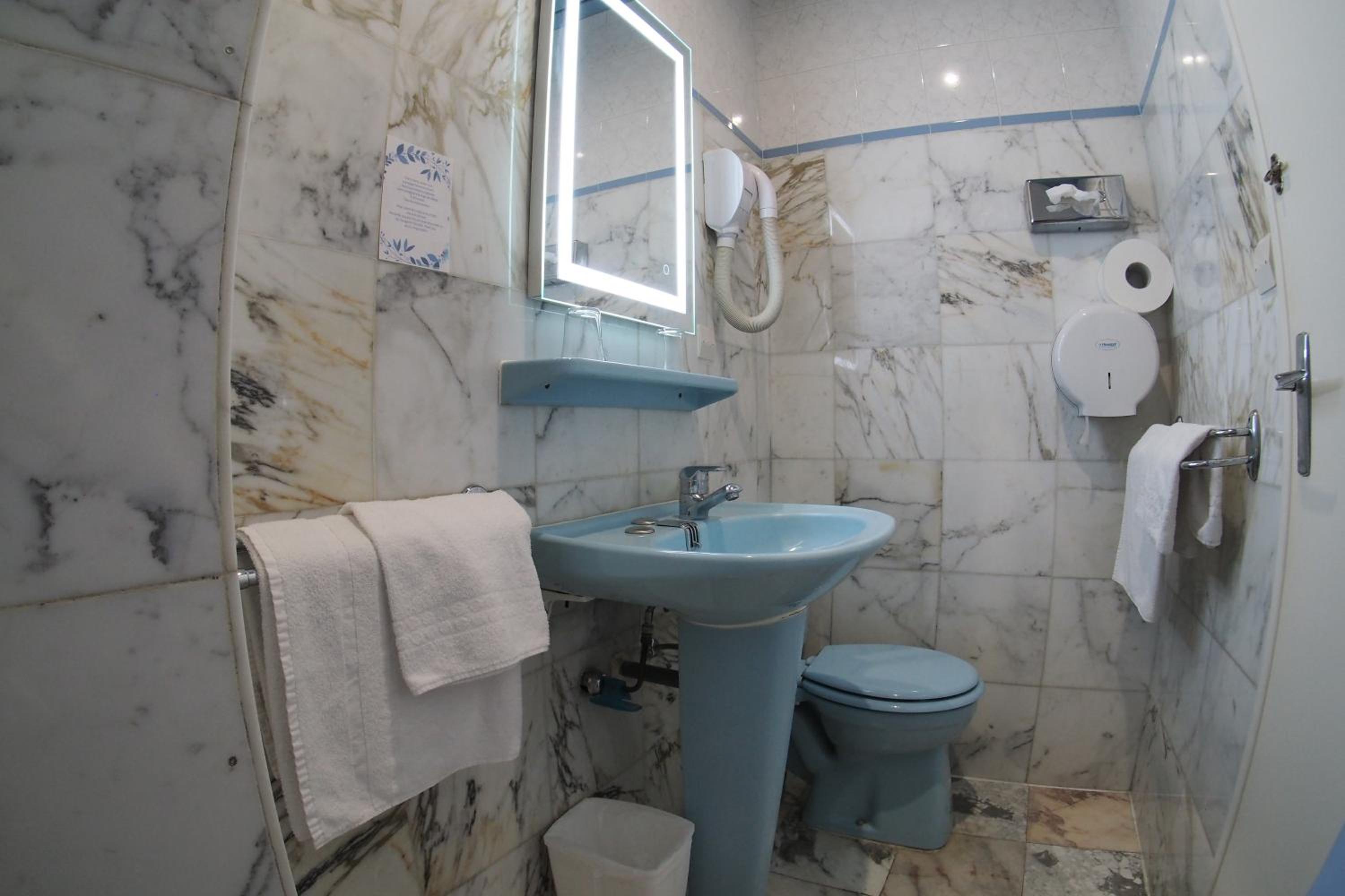 Standard Twin Room - Photo 10