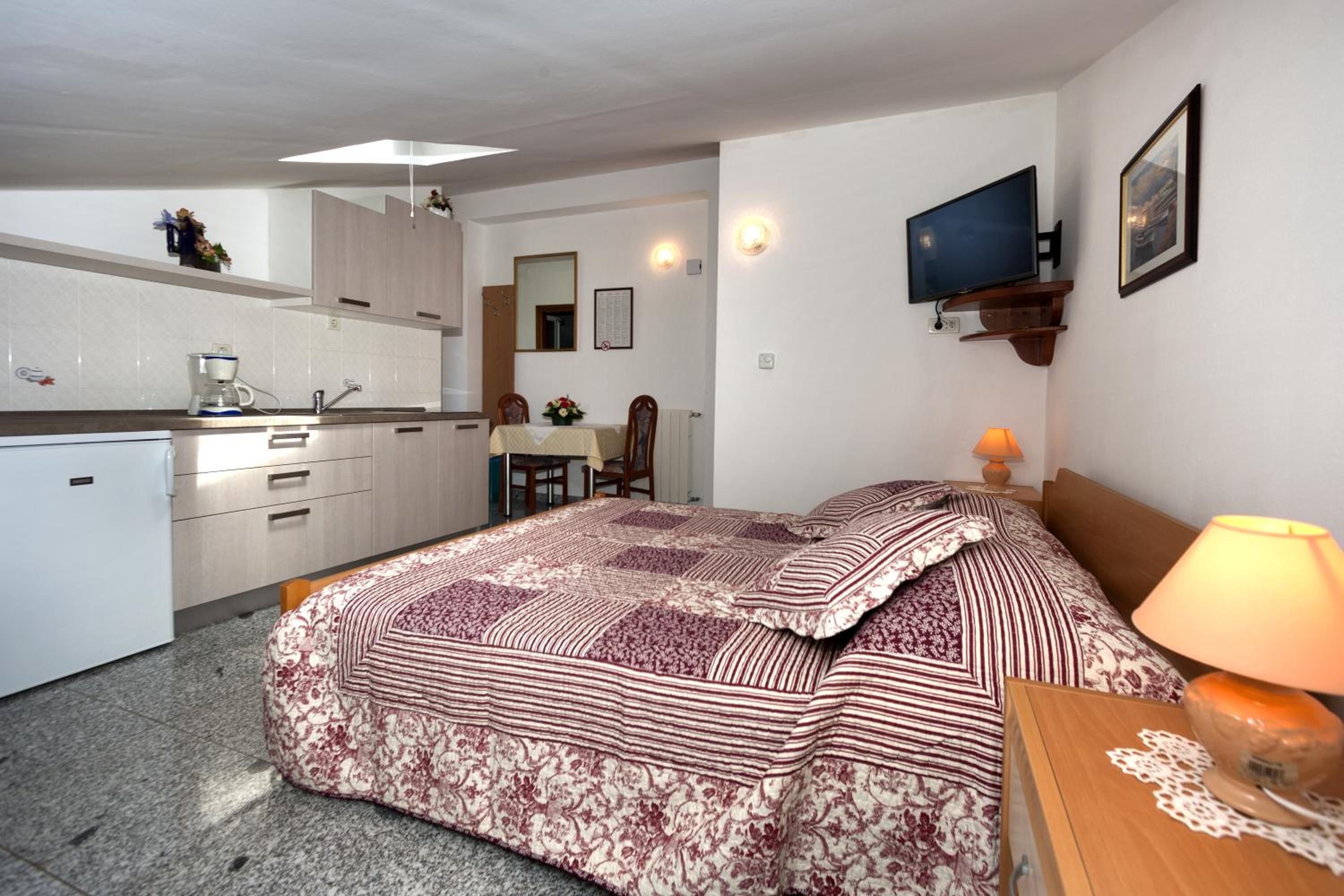 Studio Apartment - Photo 8
