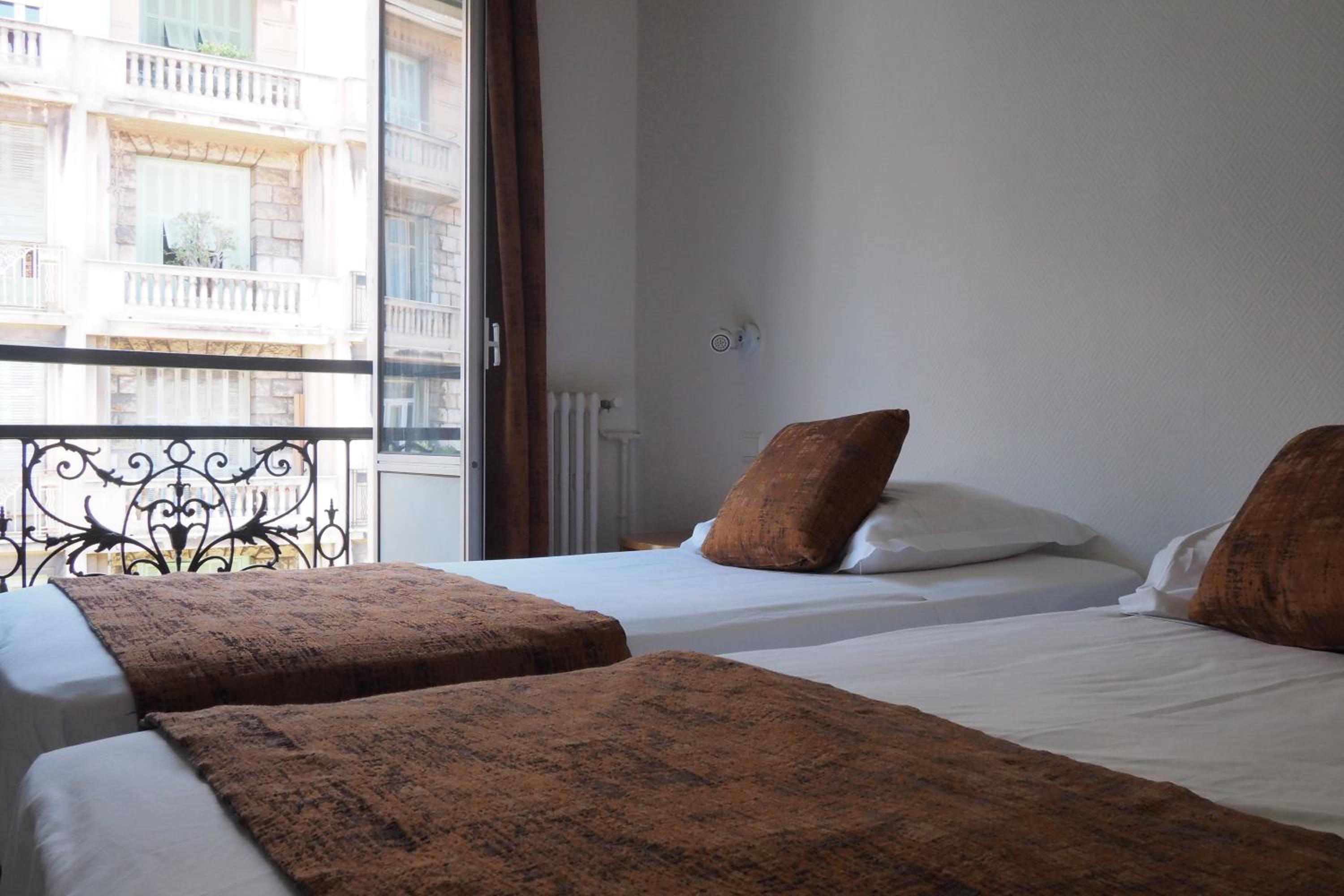 Standard Twin Room - Photo 12