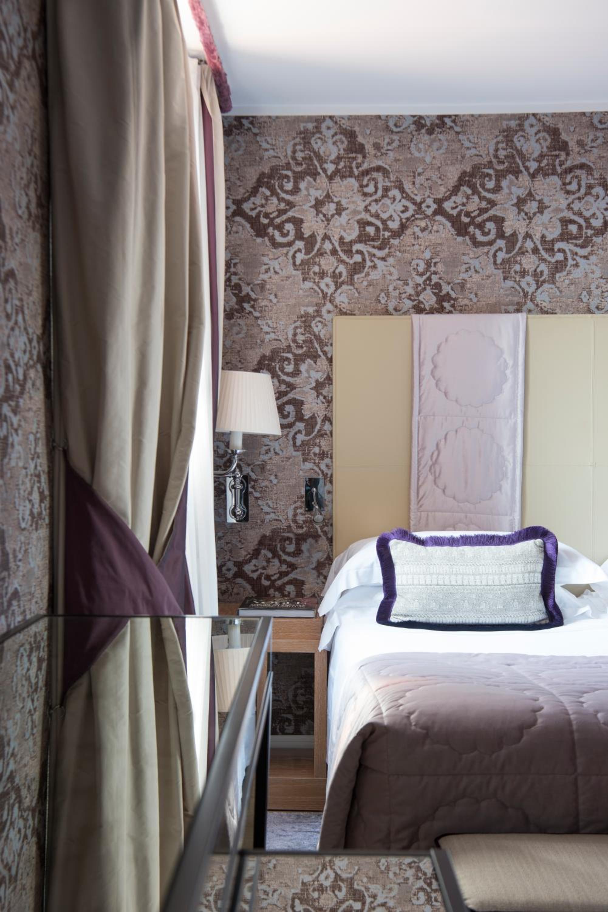 Deluxe Double Room with Canal View - Photo 1
