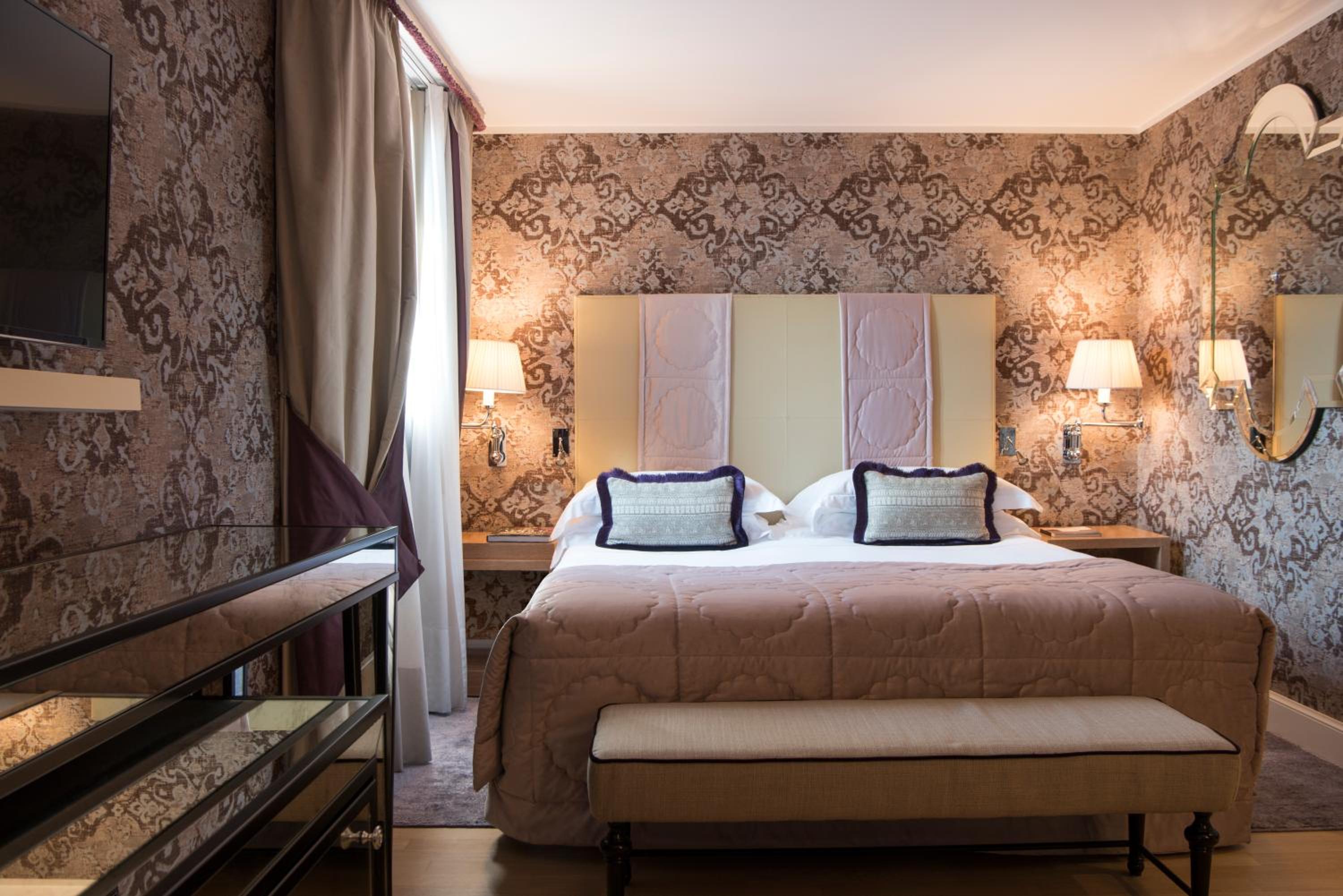 Deluxe Double Room with Canal View - Photo 5