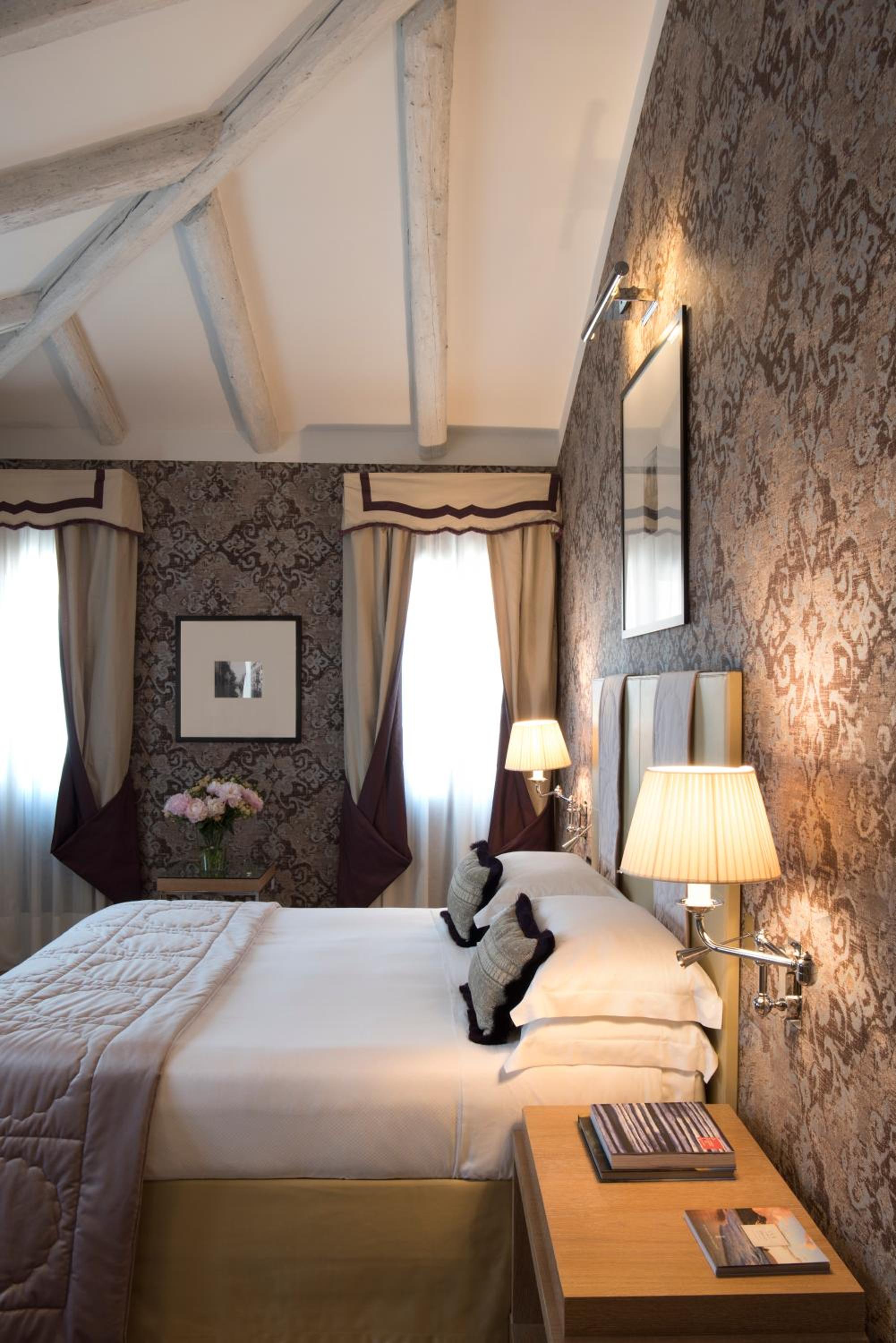 Deluxe Double Room with Canal View - Photo 6