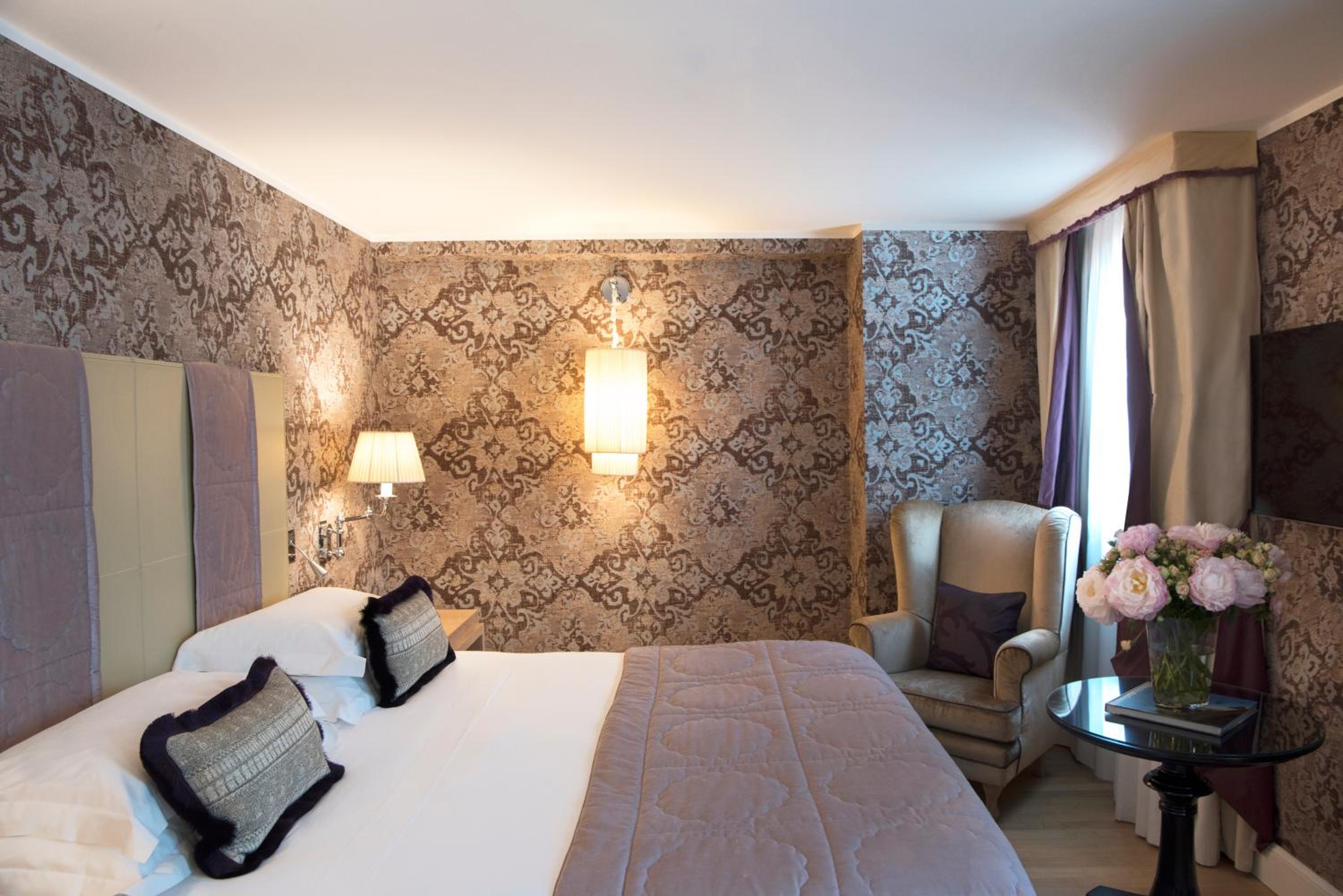Deluxe Double Room with Canal View - Photo 4