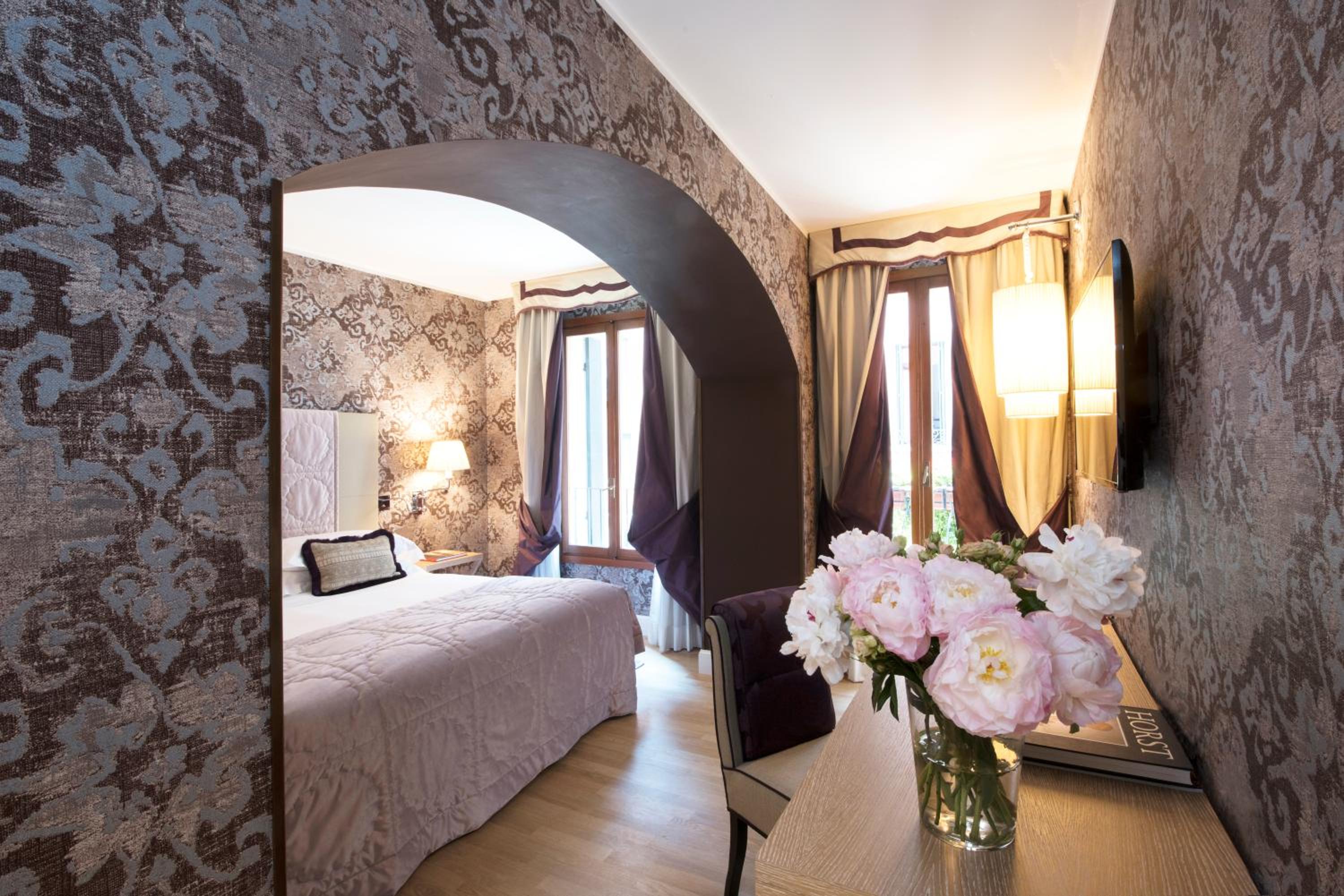 Deluxe Double Room with Canal View - Photo 9