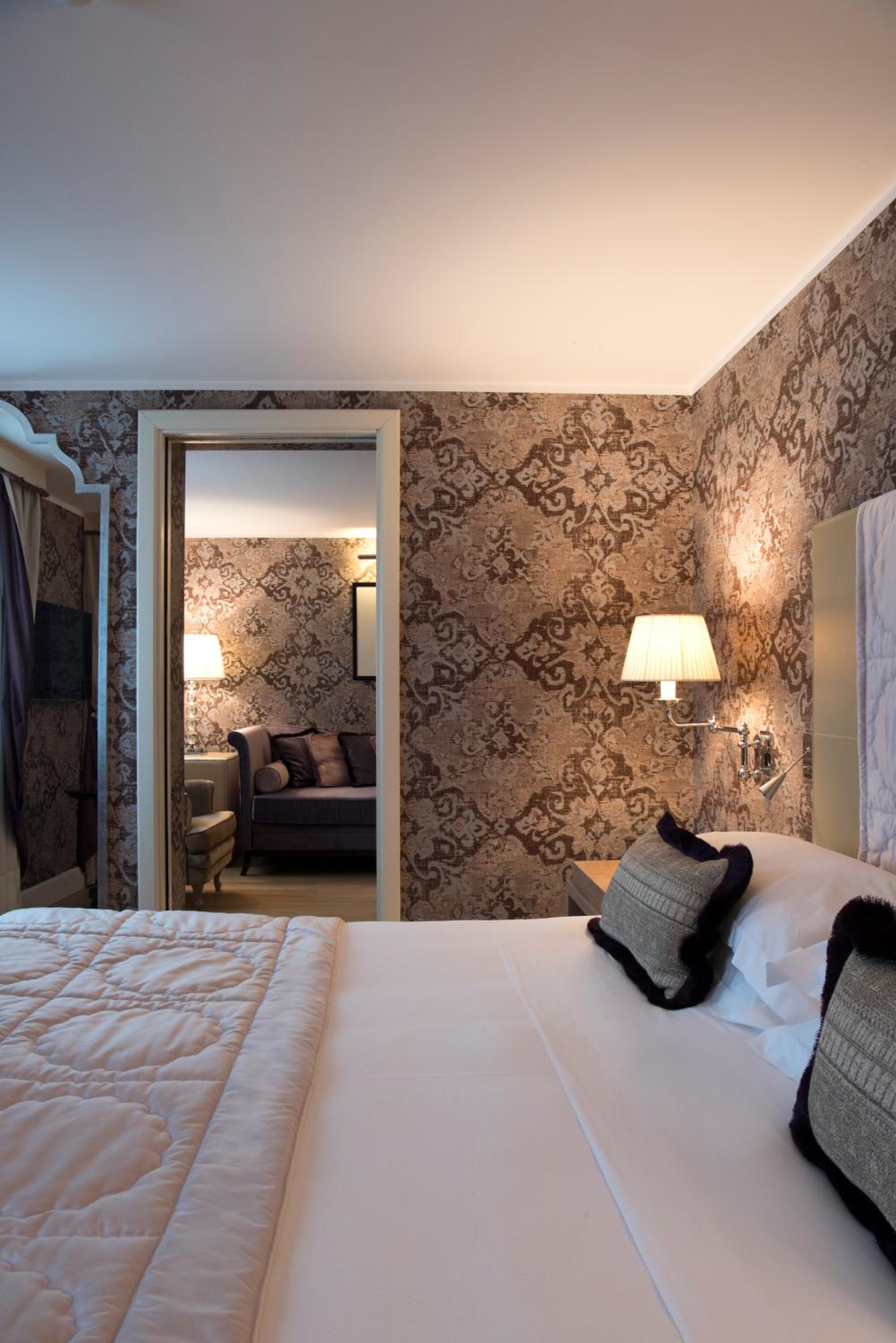 Deluxe Double Room with Canal View - Photo 8