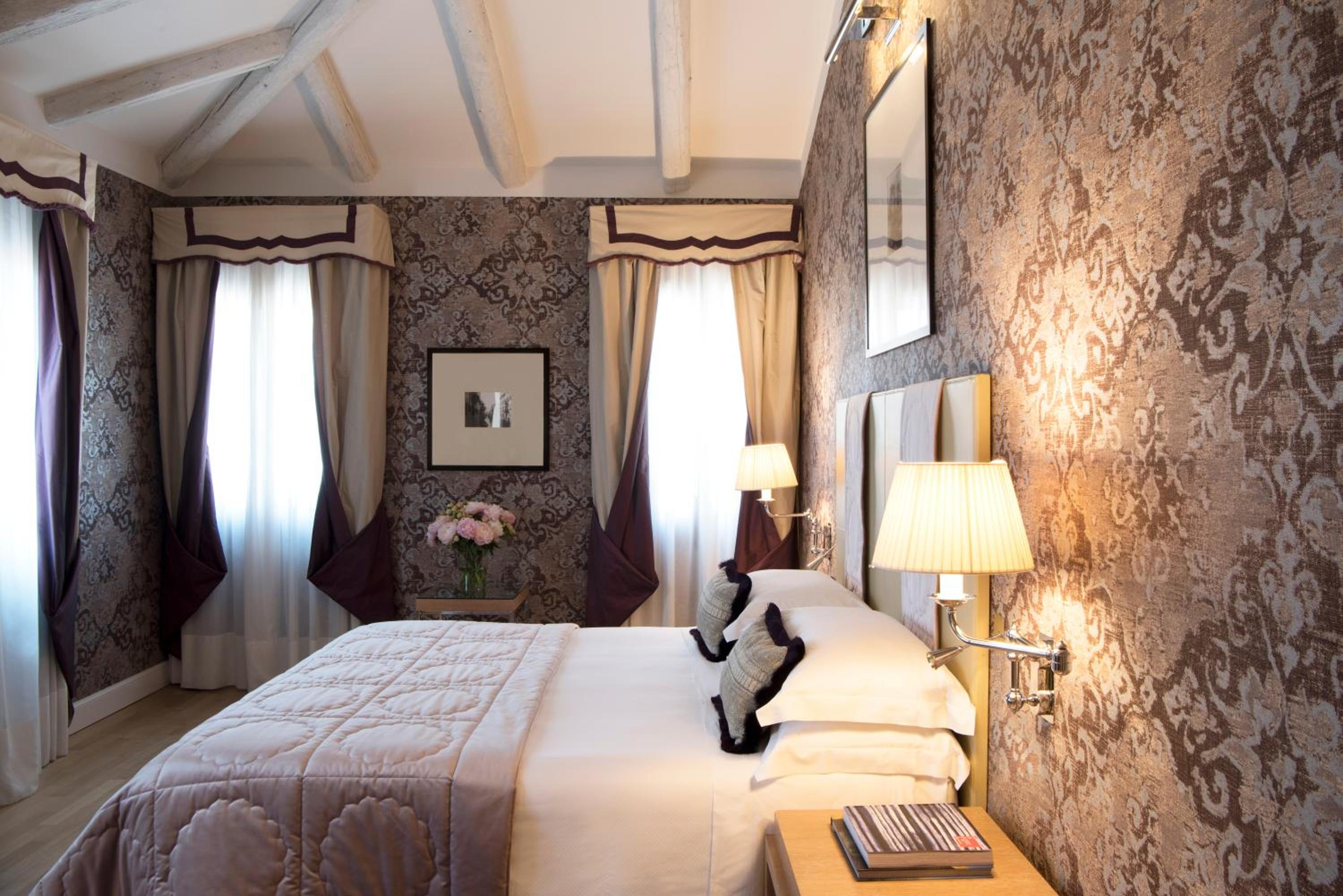 Deluxe Double Room with Canal View - Photo 12