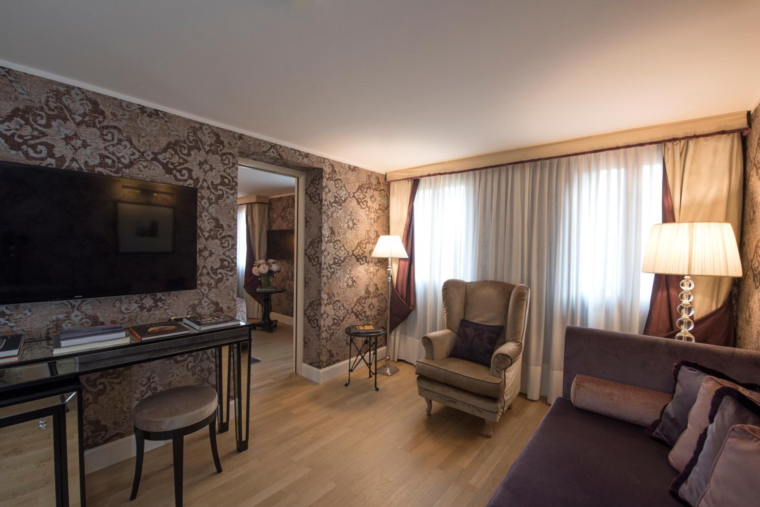 Deluxe Double Room with Canal View - Photo 11