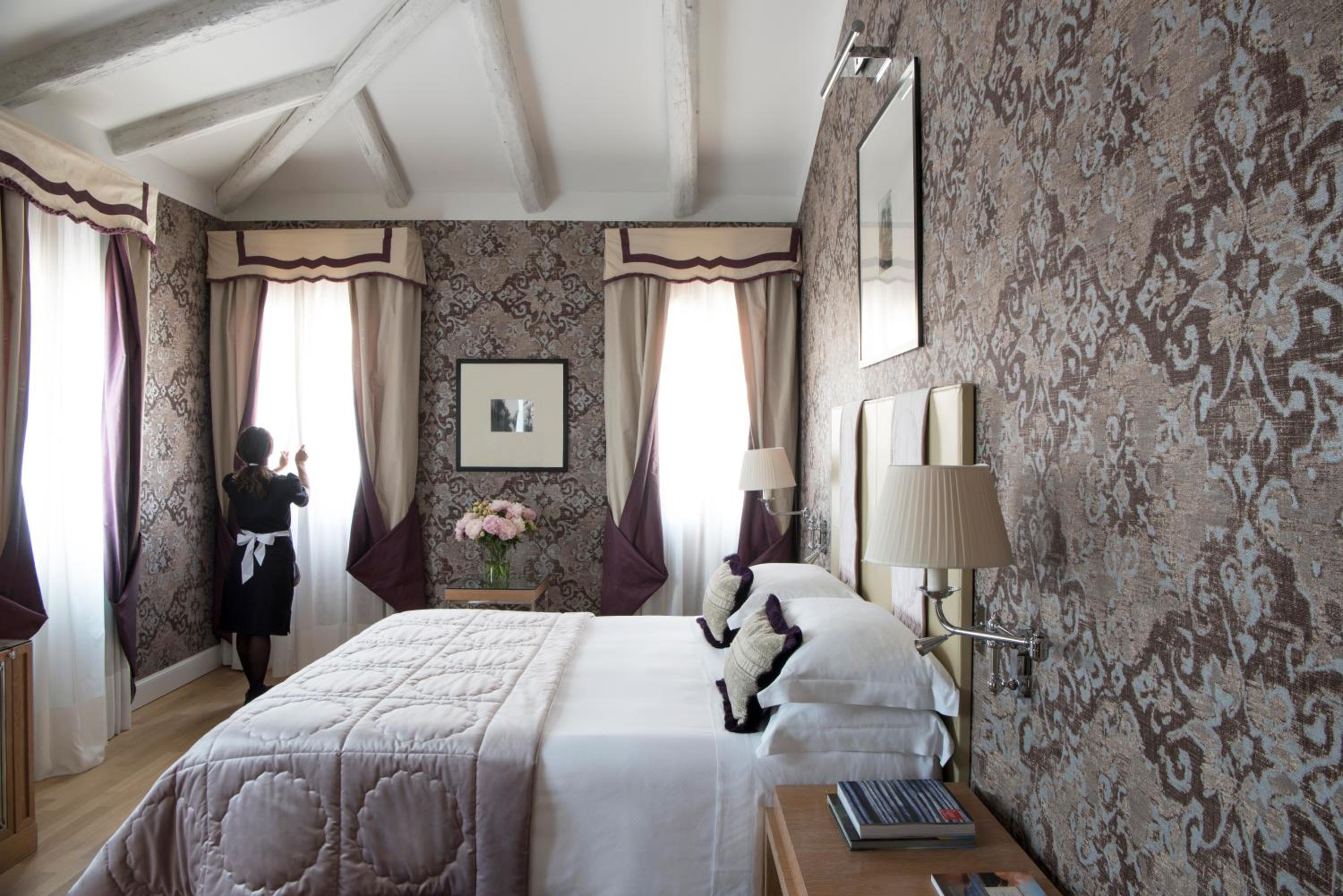 Deluxe Double Room with Canal View - Photo 10