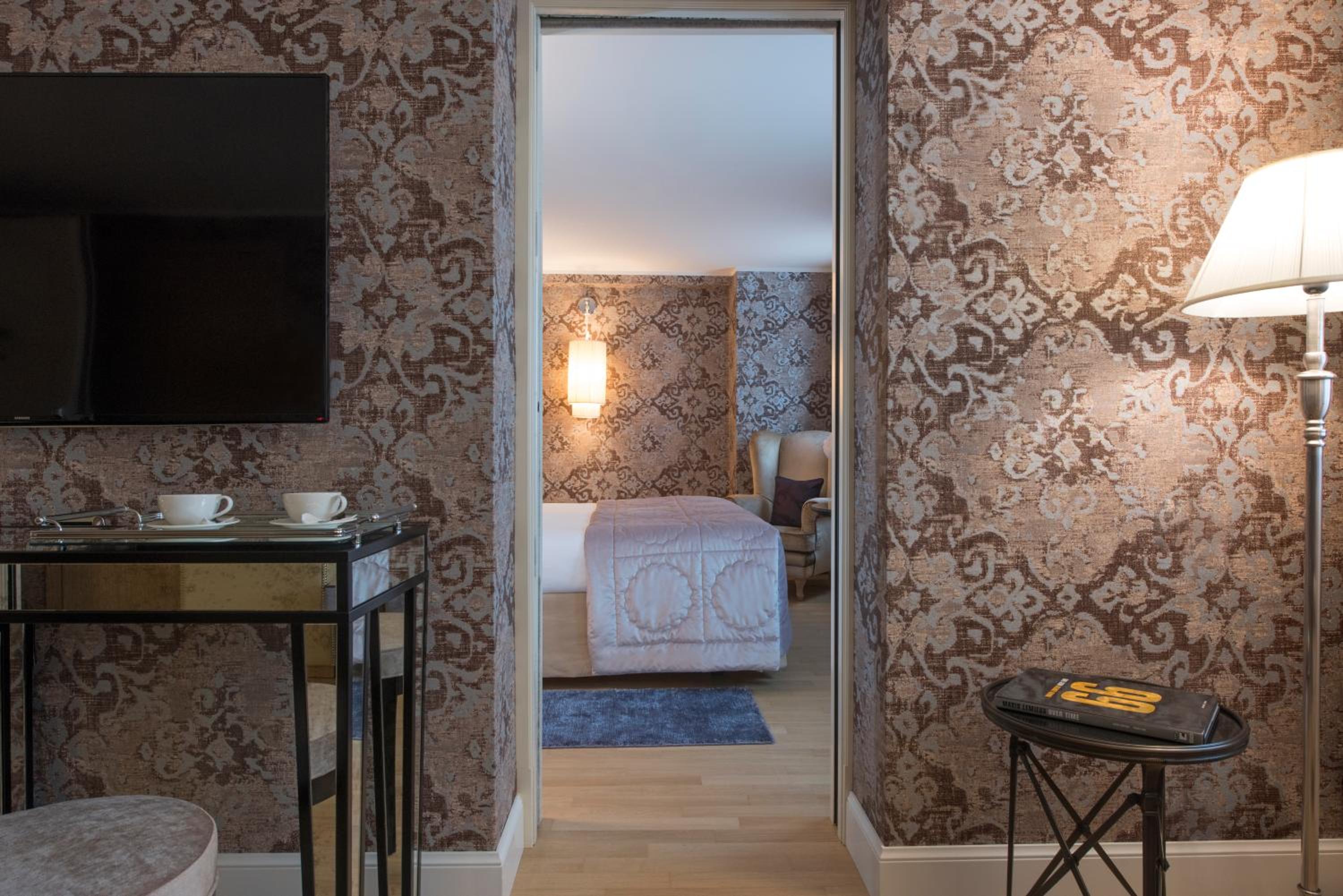 Deluxe Double Room with Canal View - Photo 14
