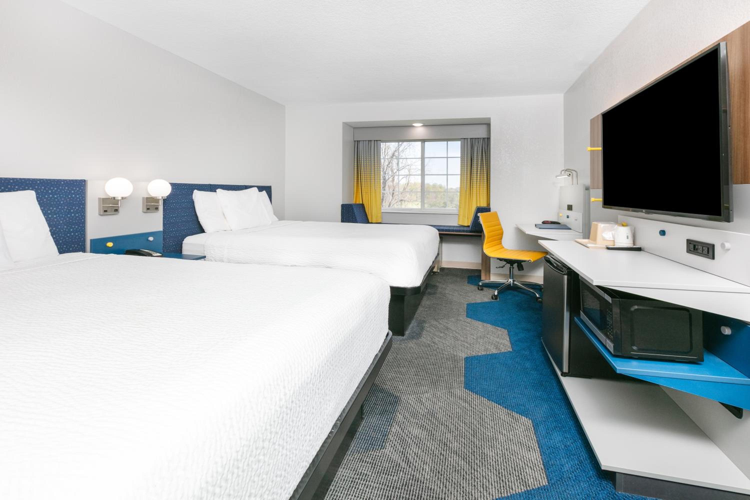 Deluxe Queen Room with Two Queen Beds - Non-Smoking - Photo 2