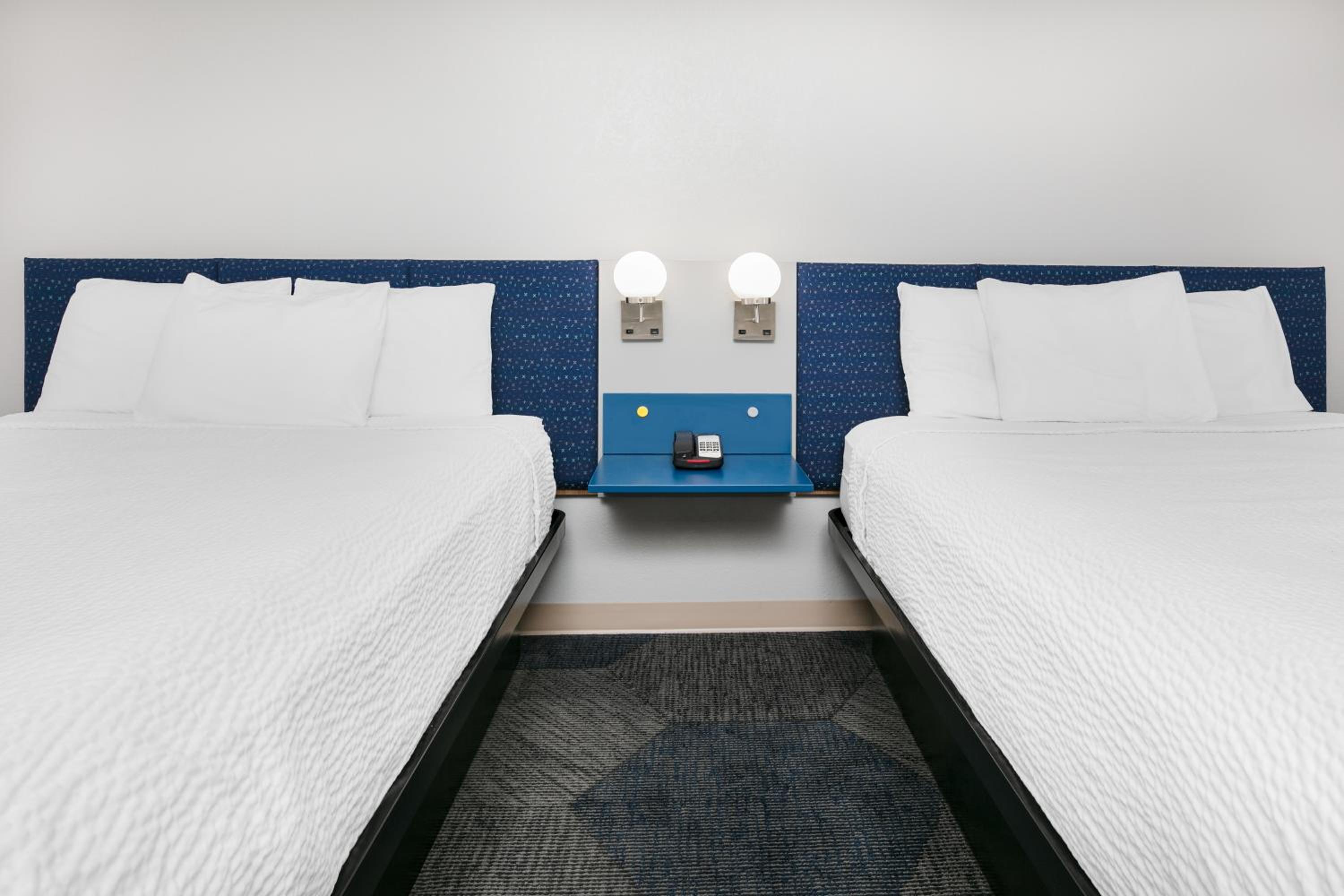 Deluxe Queen Room with Two Queen Beds - Non-Smoking - Photo 3