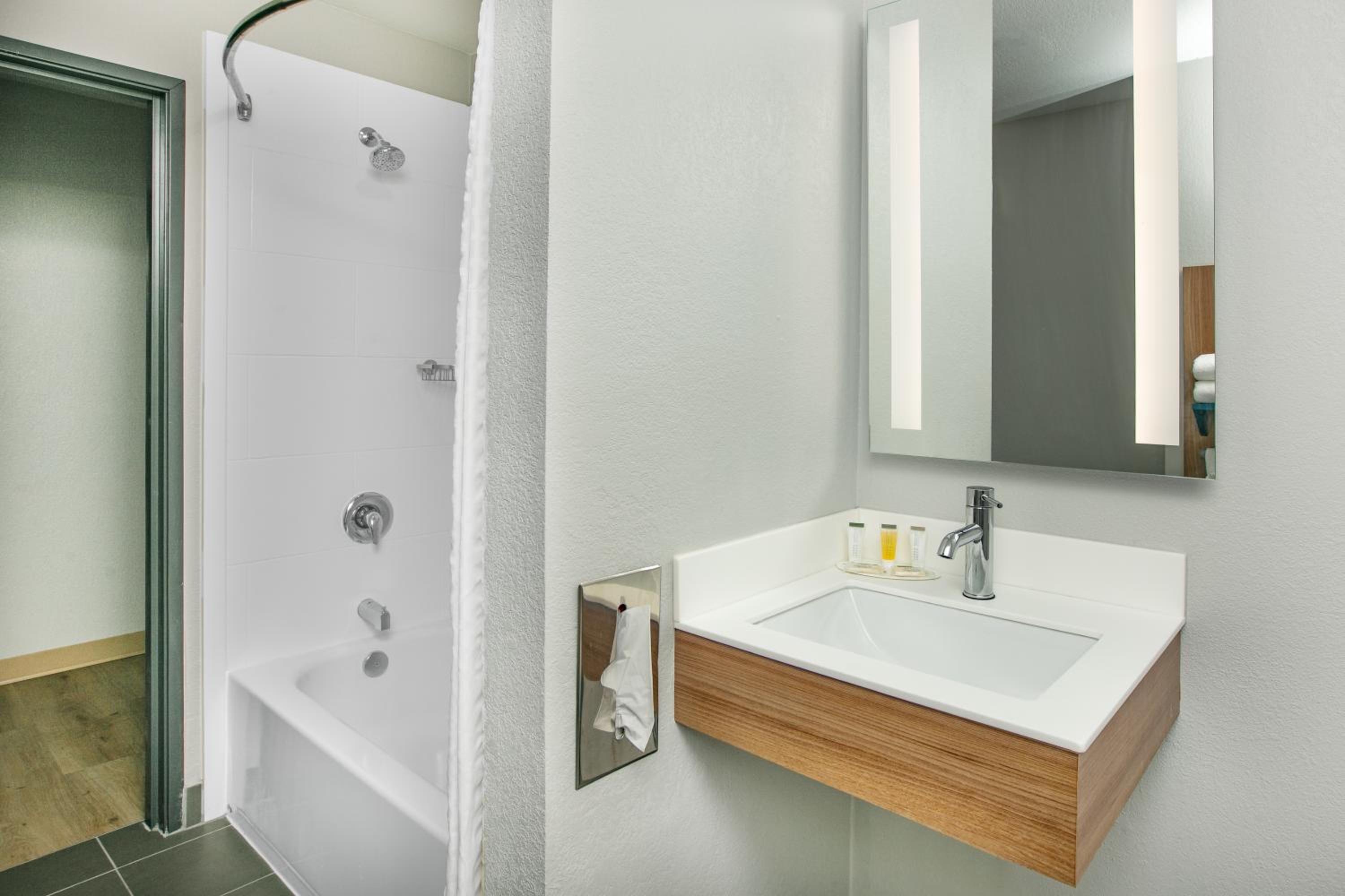 Queen Room - Disability Access- Non-Smoking - Photo 4