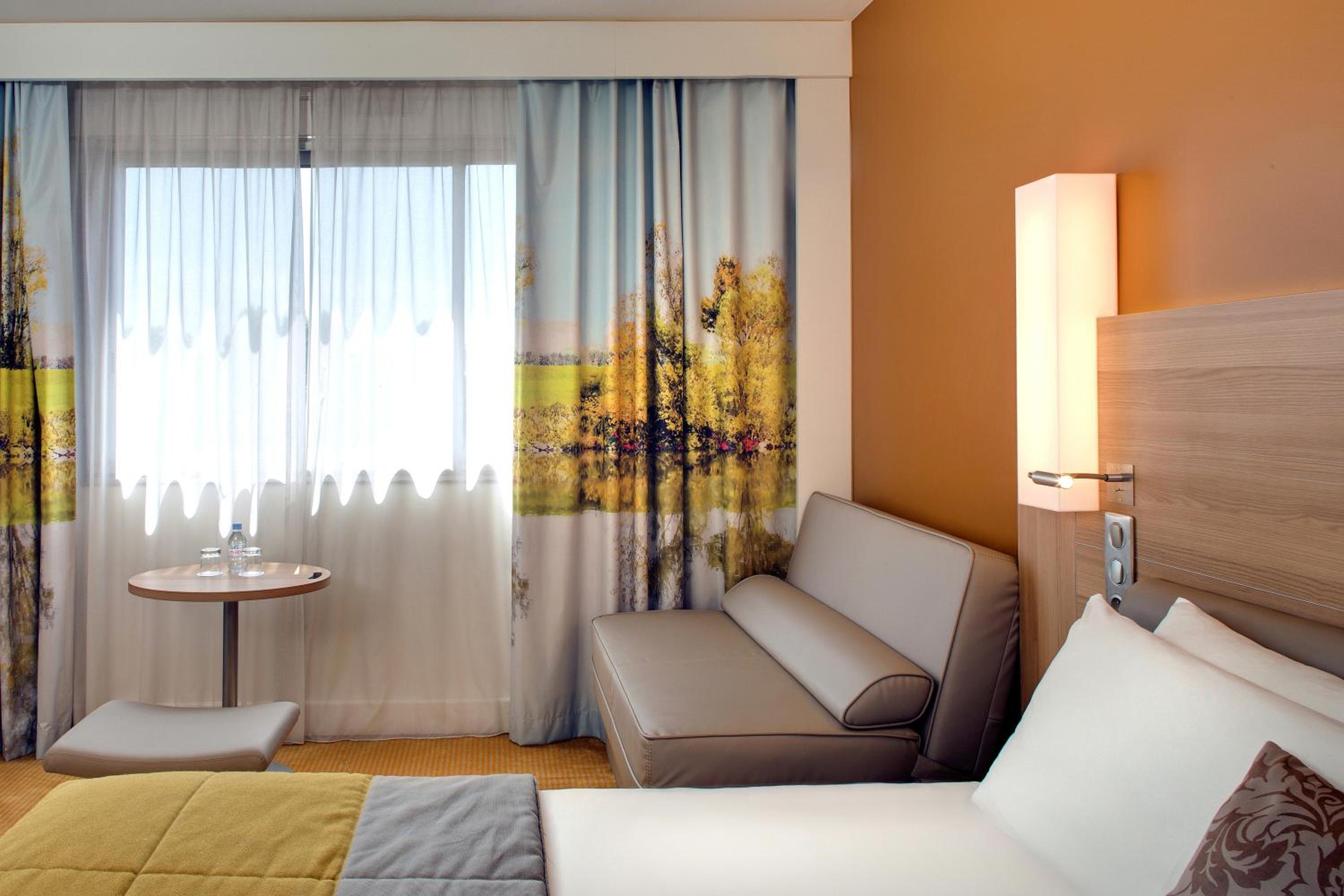 Priviledge King Room with Sofa Bed - Photo 2