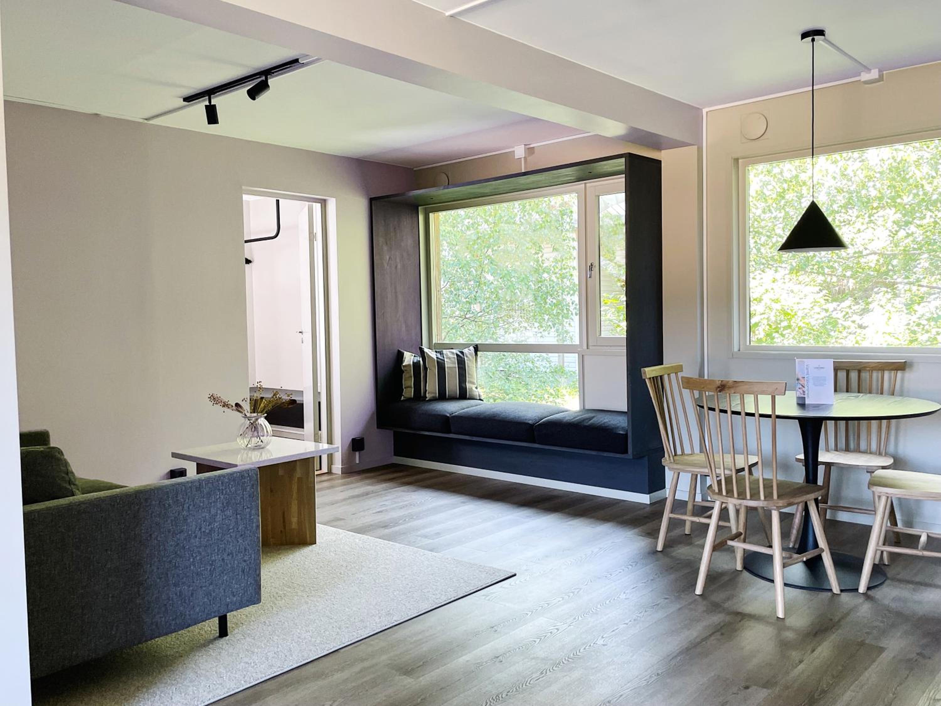 Three-Bedroom Deluxe Apartment - Photo 3