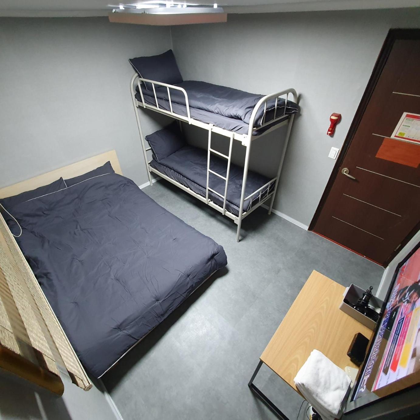 Twin Room - Photo 2