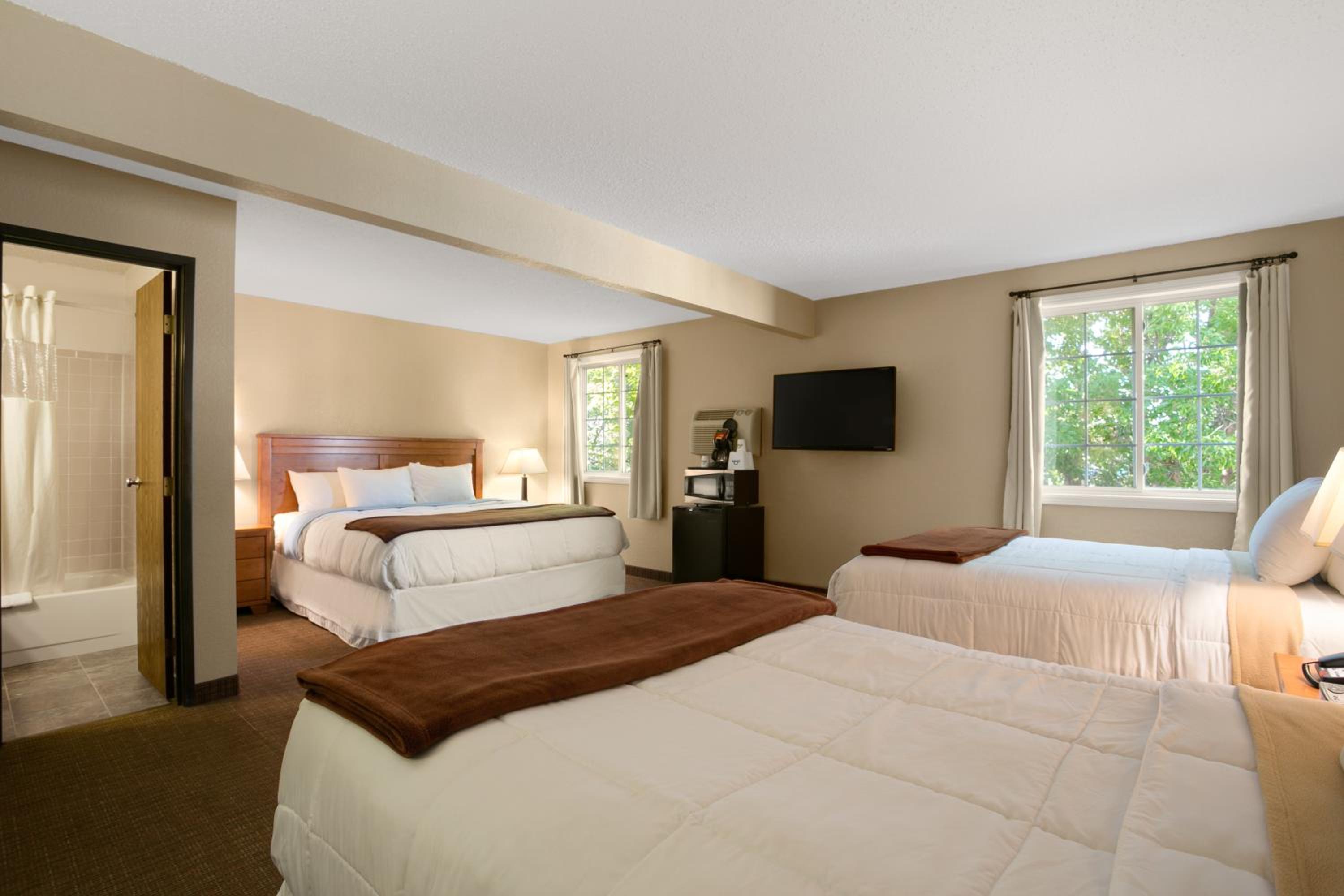 Studio King Suite with Two Double Beds - Non-Smoking - Photo 1