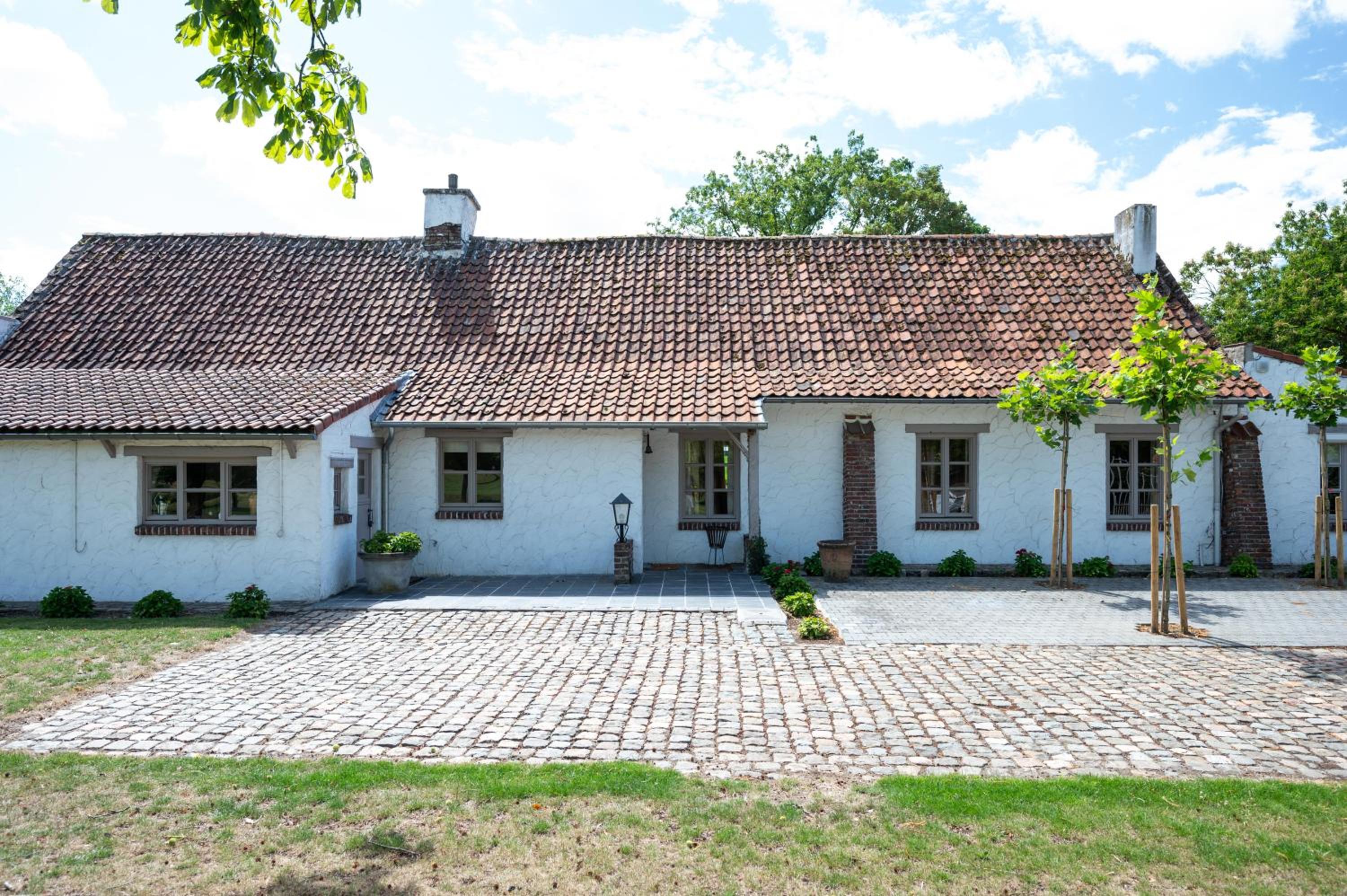 Five-Bedroom House photo 2