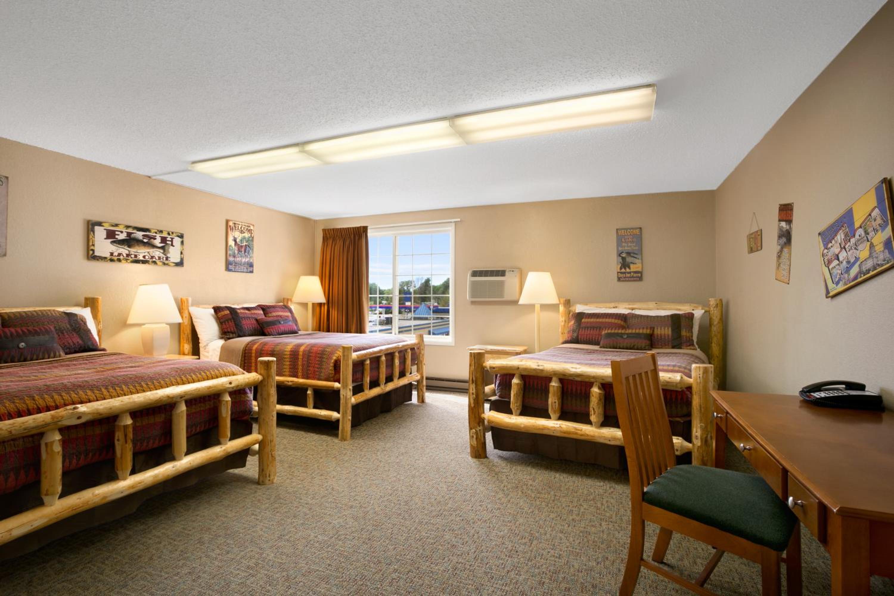 Studio Suite with Three Double Beds - Non-Smoking - Photo 2