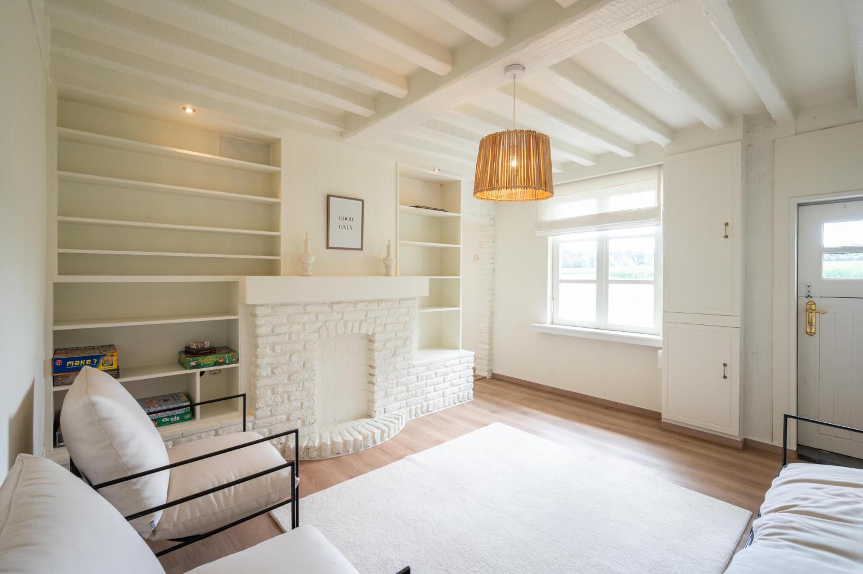 Five-Bedroom House photo 3