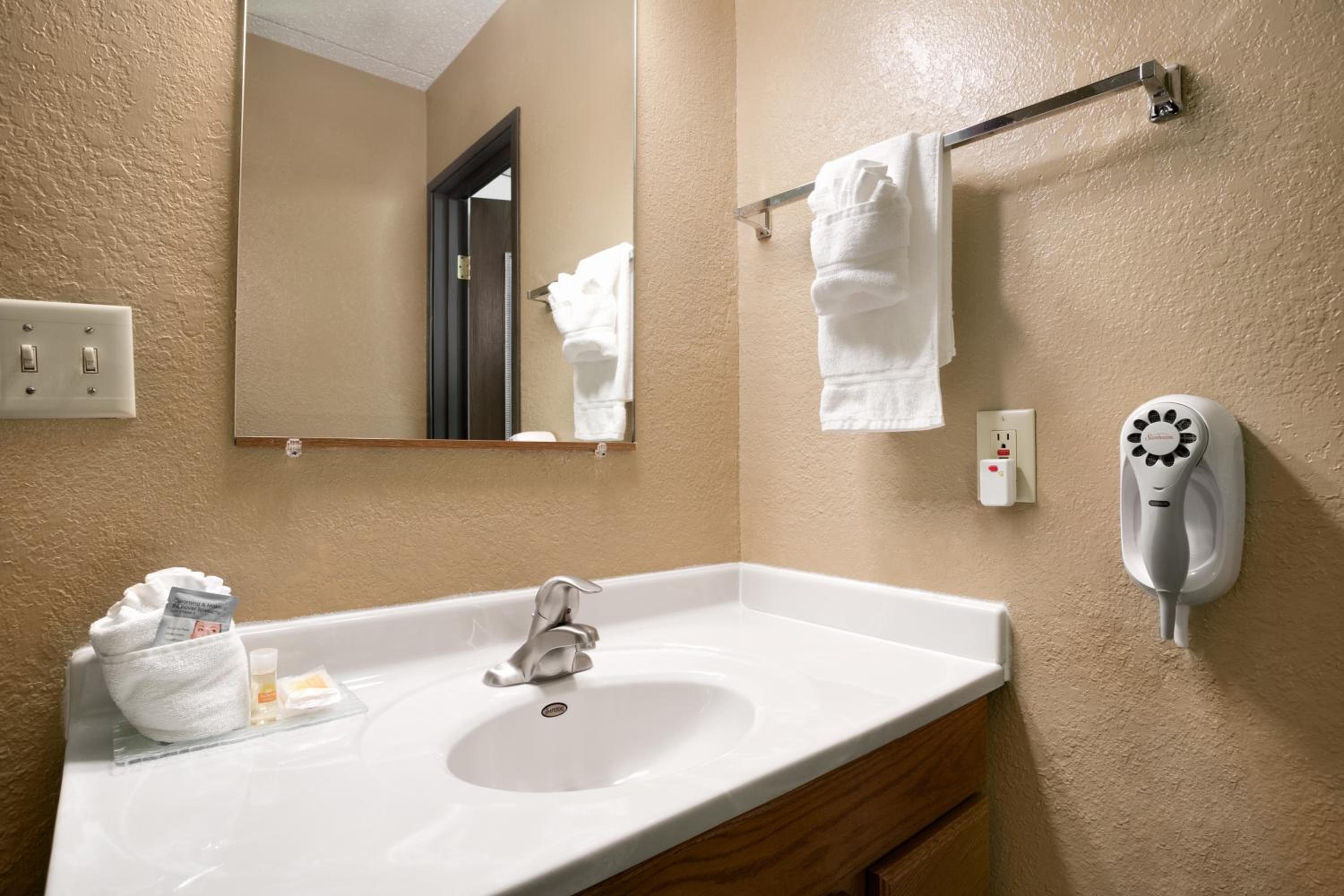 Studio Suite with Three Double Beds - Non-Smoking - Photo 4
