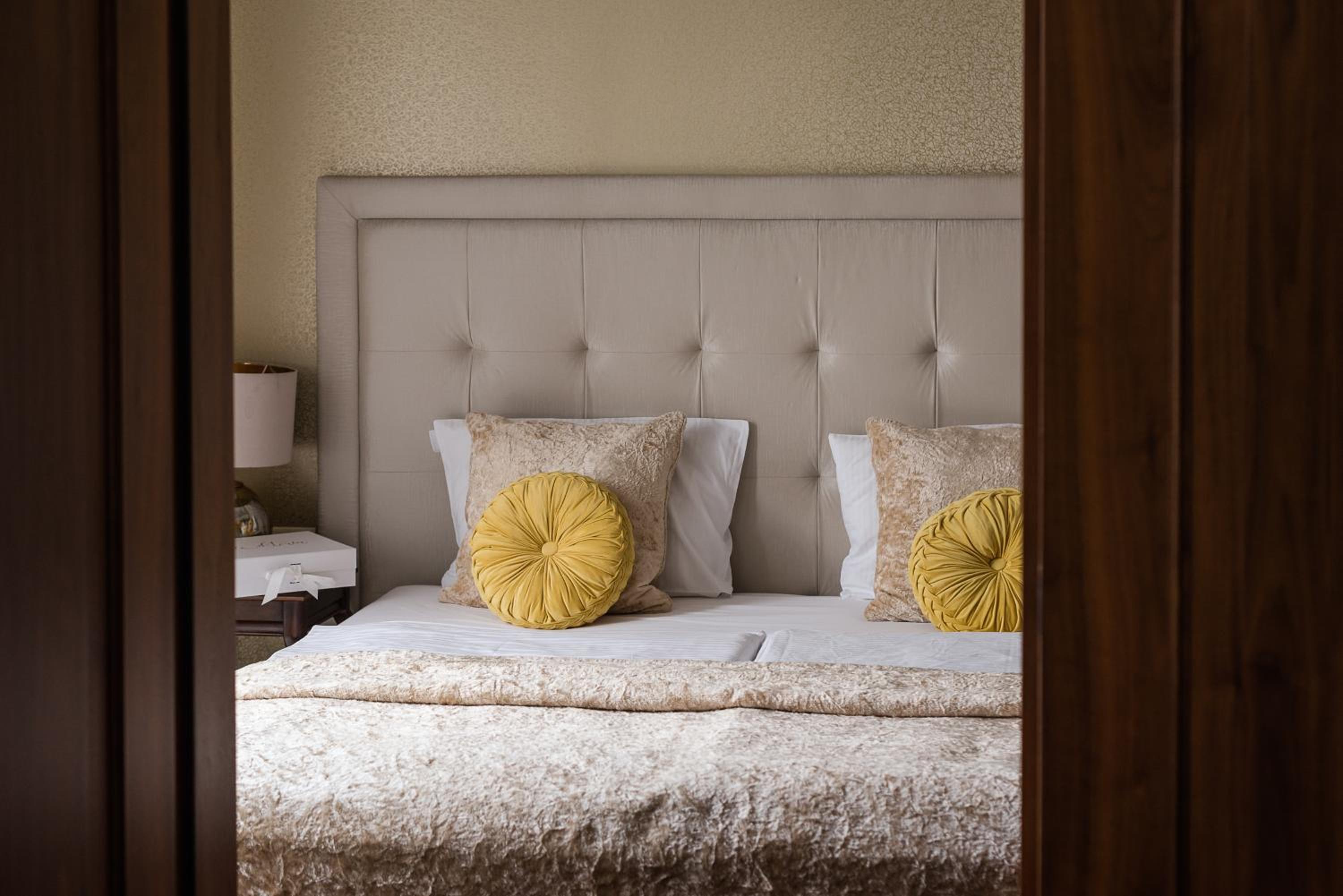 Suite - Photo 1