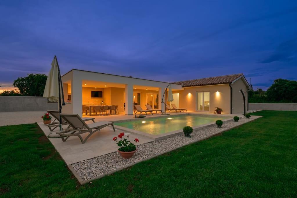 Three-Bedroom Villa photo 2