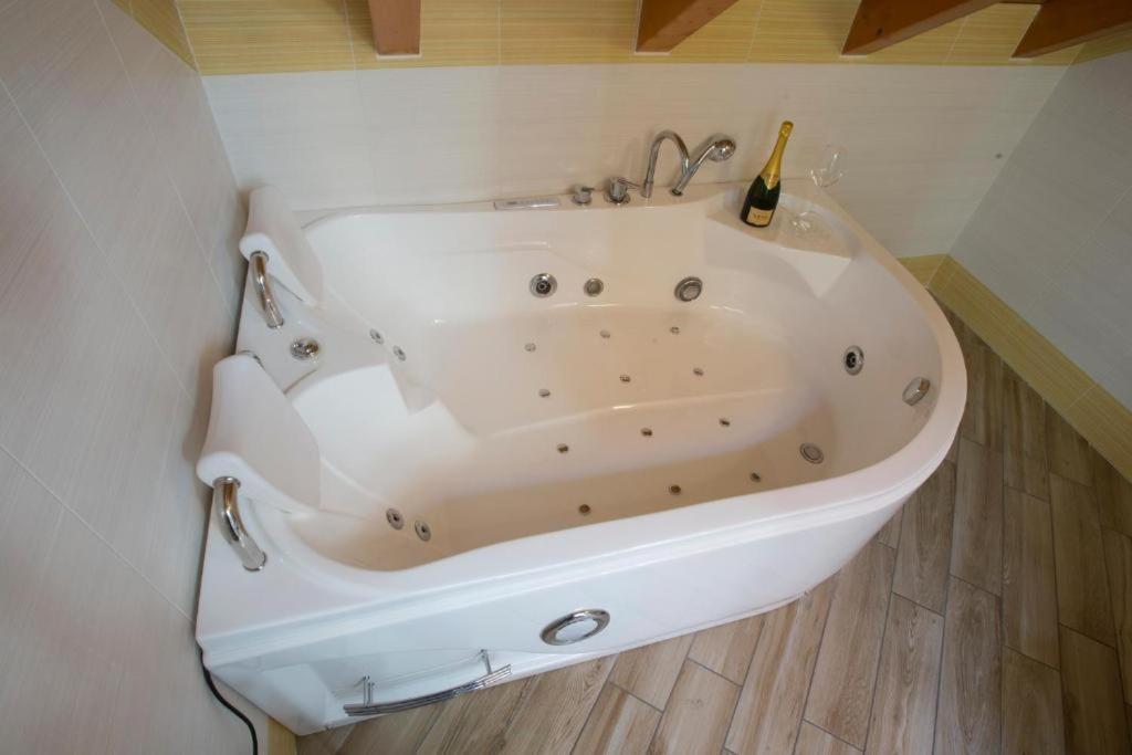 Queen Room with Spa Bath photo 3