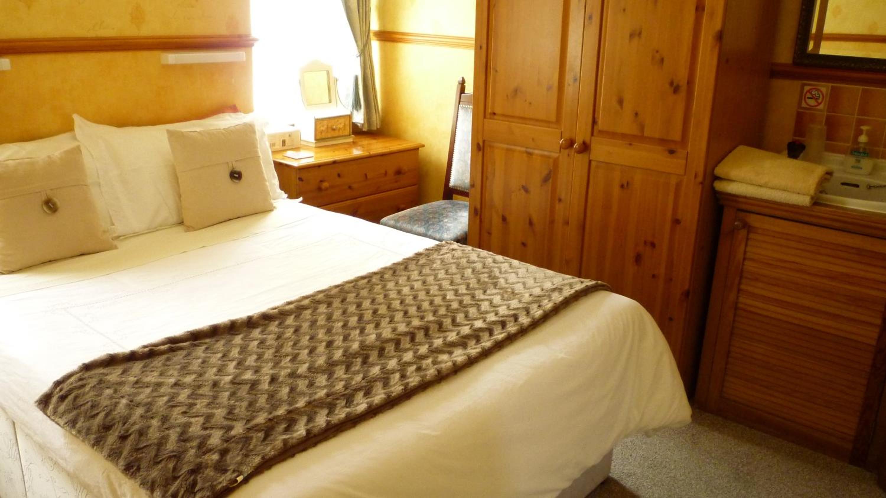 Double Room with Shared Bathroom photo 2